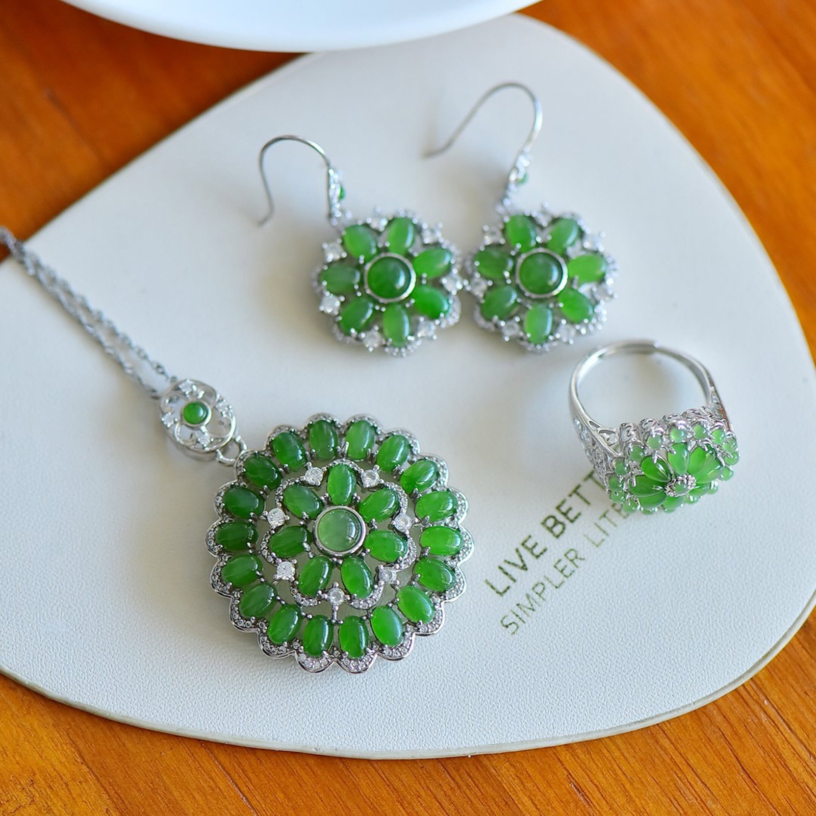 A Set of Fine Sterling Silver Inlaid Jasper Jewelry,Inlaid Diamonds: A Set of Fine Sterling Silver Inlaid Jasper Jewelry,Inlaid Diamonds,Size:4mmx6mm,3mmx5mm,6mmx6mm 一套纯银镶碧玉首饰,嵌钻石