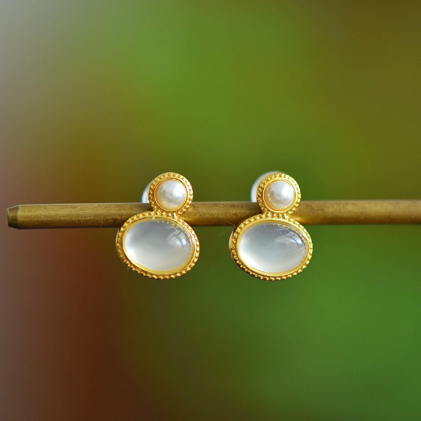 A Pair of Exquisite Sterling Silver-Gold Plated Inlaid Agate Earrings,Inlaid Pearls: A Pair of Exquisite Sterling Silver-Gold Plated Inlaid Agate Earrings,Inlaid Pearls,Size:6mmx8mm 一对纯银镀金镶玛瑙耳钉,嵌ஔ