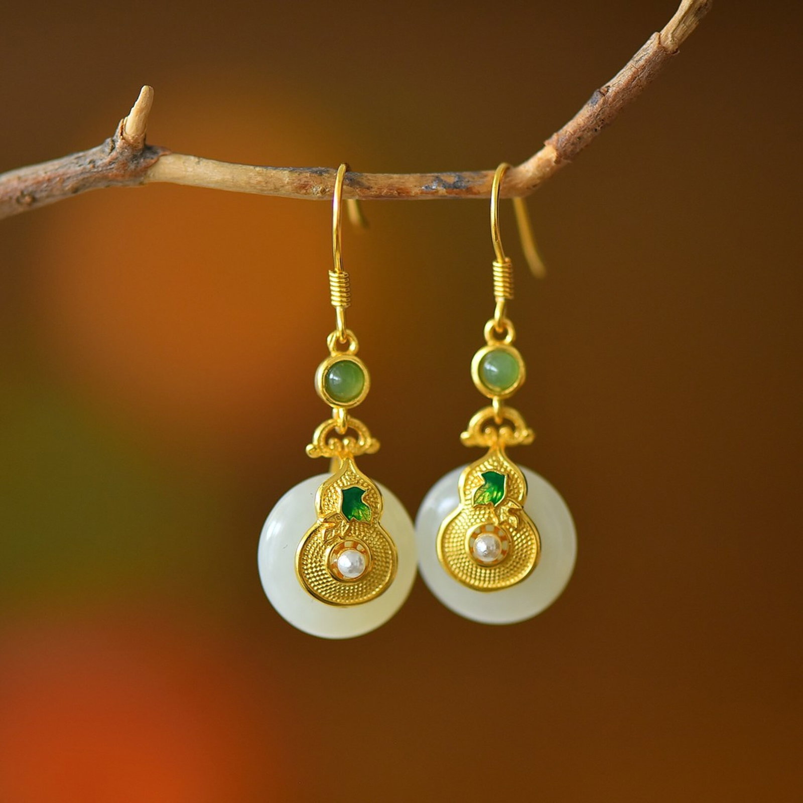 A Pair of Exquisite Sterling Silver-Gold Plated Inlaid White Jade Enamel Earrings: A Pair of Exquisite Sterling Silver-Gold Plated Inlaid White Jade Enamel Earrings,Size:14mmx14mm 一对纯银镀金镶白玉珐琅耳环