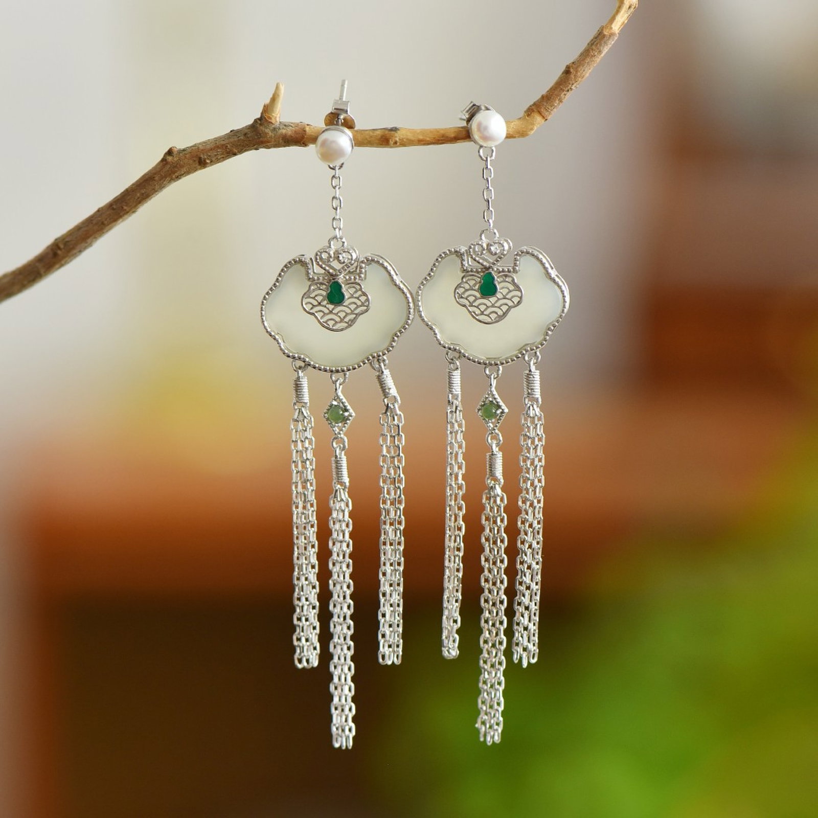 A Pair of Exquisite Sterling Silver Inlaid White Jade Earrings,Inlaid Pearls: A Pair of Exquisite Sterling Silver Inlaid White Jade Earrings,Inlaid Pearls,Size:13mmx18mm 一对纯银镶白玉耳环，嵌珍珠