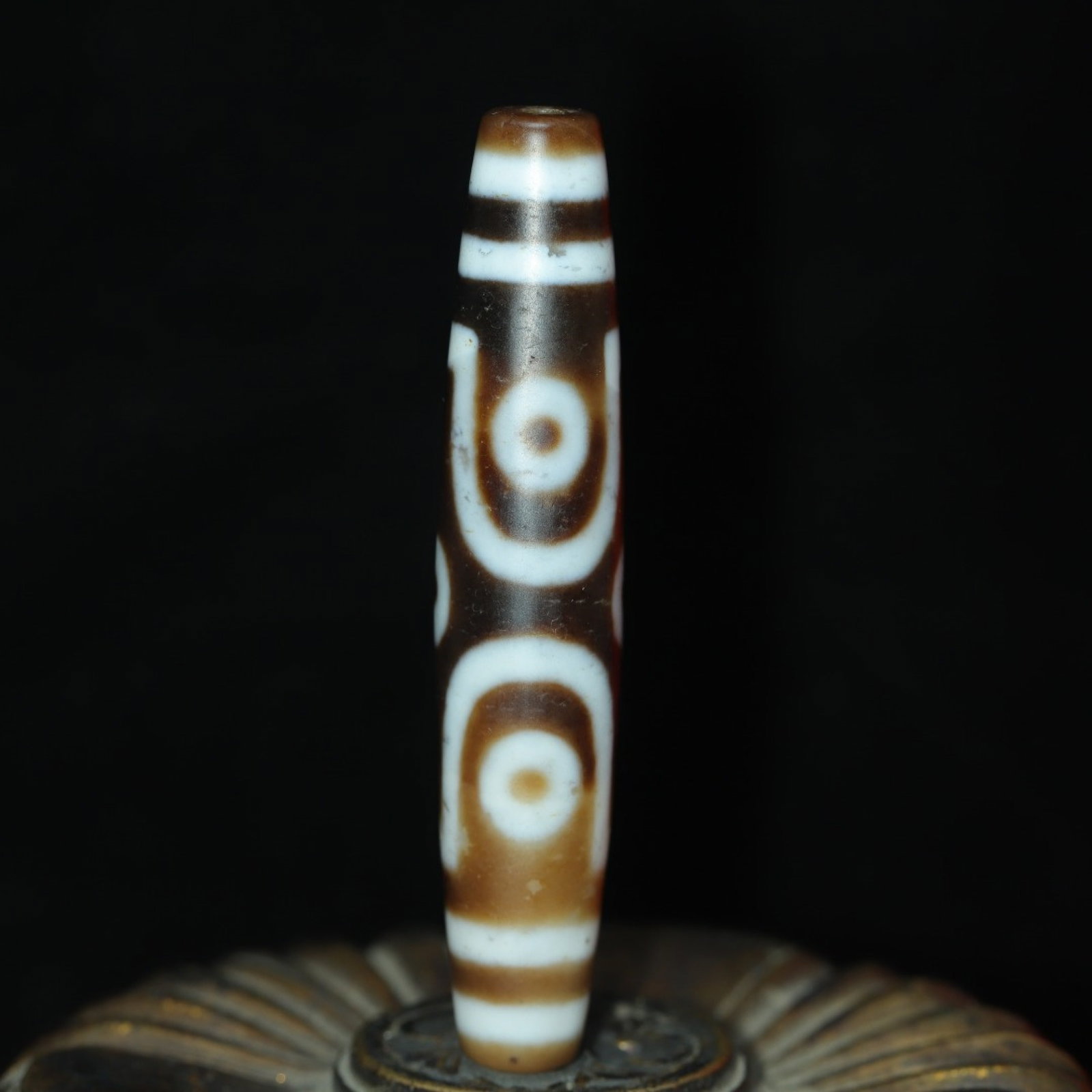 An Exquisite Six Eyes Dzi Bead Pendant: An Exquisite Six Eyes Dzi Bead Pendant，Size：78mmx15mm，Weight：26g 六眼天珠挂件