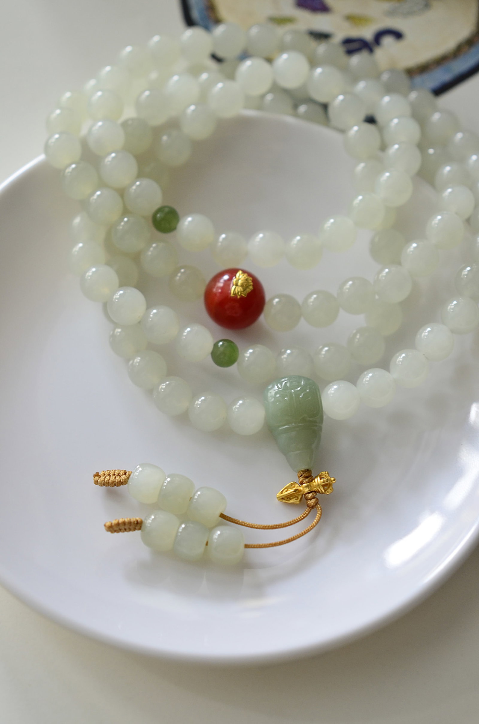 An Exquisite White Jade Bracelets,With Agate: An Exquisite White Jade Bracelets,With Agate,Size:8mm 白玉手串,配玛瑙