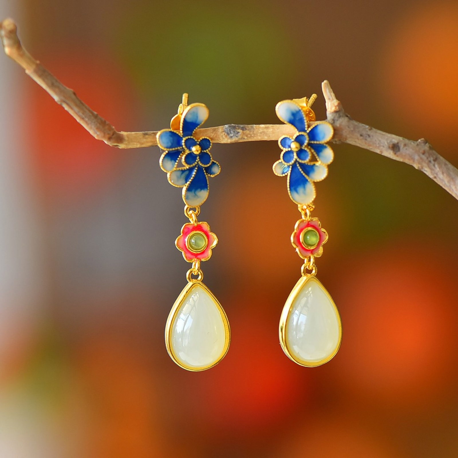 A Pair of Exquisite Sterling Silver-Gold Plated Inlaid White Jade Enamel Earrings: A Pair of Exquisite Sterling Silver-Gold Plated Inlaid White Jade Enamel Earrings,Size:8mmx12mm 一对纯银镀金镶白玉珐琅耳环
