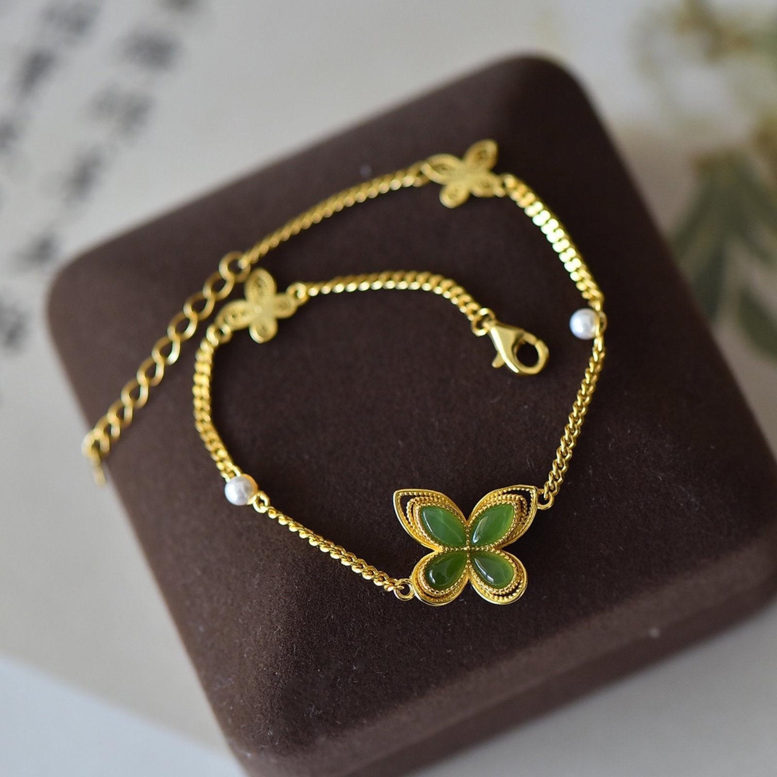 An Exquisite Sterling Silver-Gold Plated Inlaid Jasper Bracelet: An Exquisite Sterling Silver-Gold Plated Inlaid Jasper Bracelet,Size:3mmx6mm 纯银镀金镶碧玉手链