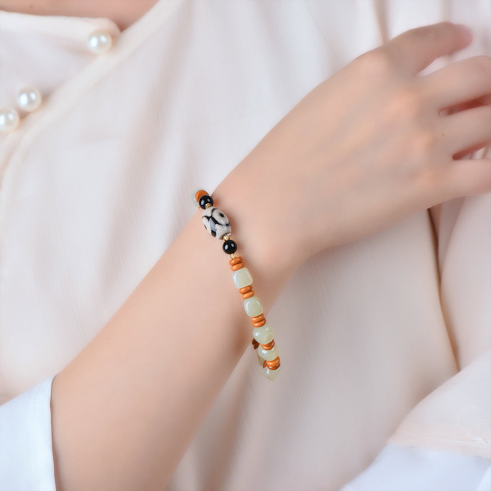 An Exquisite White Jade Bracelets: An Exquisite White Jade Bracelets (寓意)吉祥如意 玉脂白润 白玉手串
