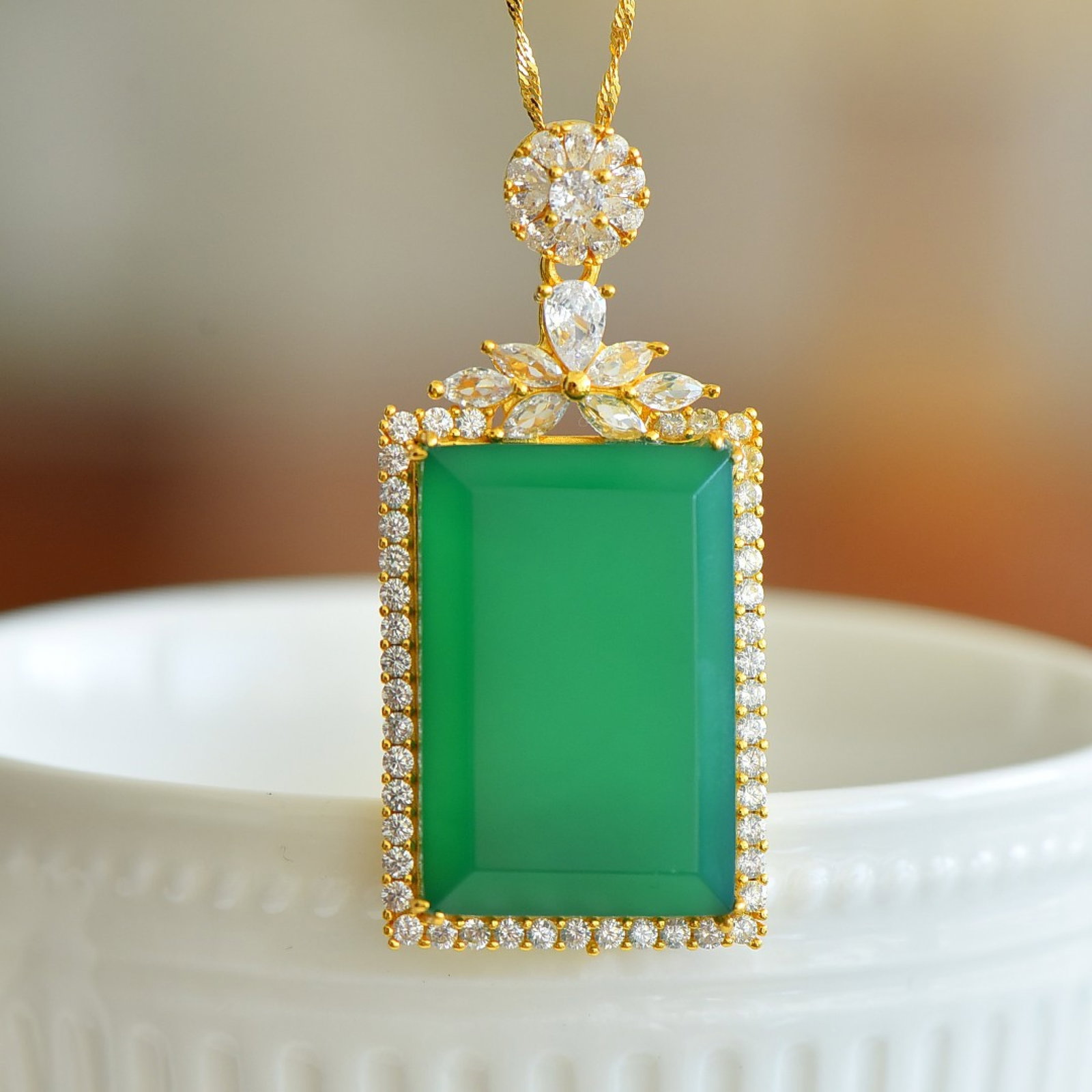 An Exquisite Sterling Silver-Gold Plated Inlaid Agate Pendant,Inlaid Diamond: An Exquisite Sterling Silver-Gold Plated Inlaid Agate Pendant,Inlaid Diamond,Size:20mmx30mm 纯银镀金镶玛瑙吊坠,嵌钻石