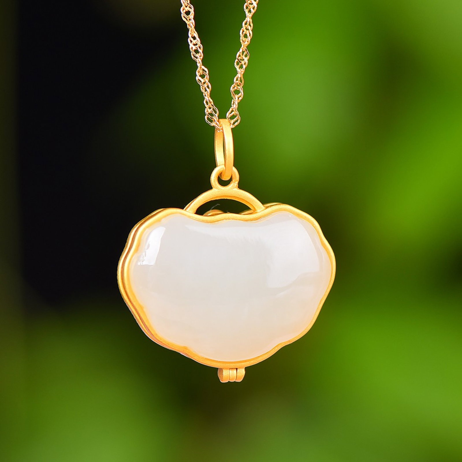 An Exquisite Sterling Silver-Gold Plated Inlaid White Jade Enamel Pendant,Inlaid Gems: An Exquisite Sterling Silver-Gold Plated Inlaid White Jade Enamel Pendant,Inlaid Gems,Size:16mmx23mm 纯银镀金镶白玉珐琅吊坠,嵌&#