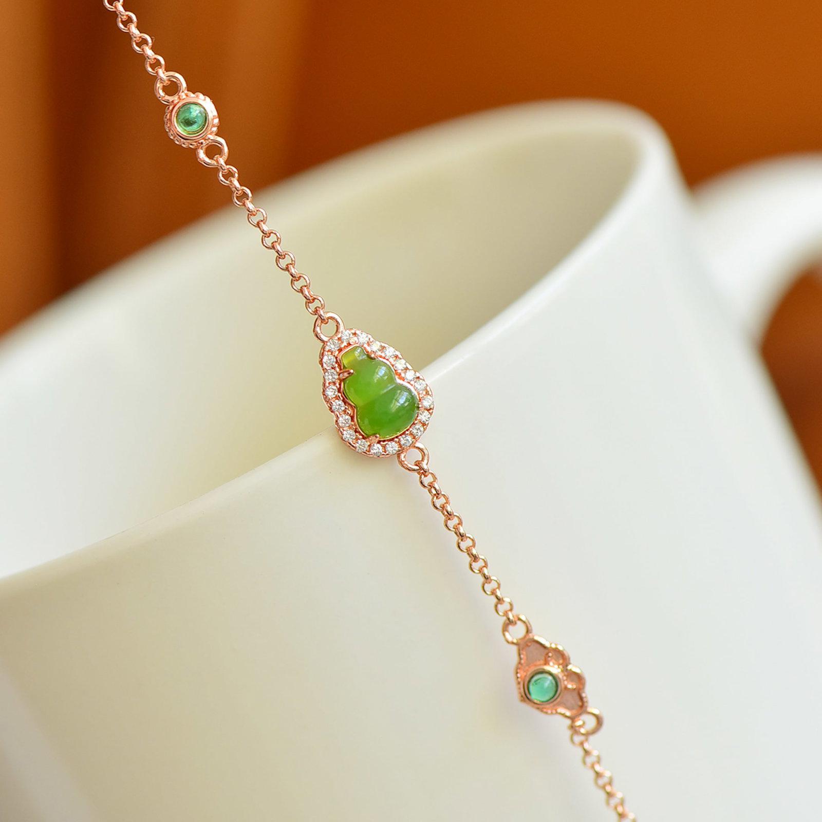 An Exquisite Sterling Silver-Gold Plated Inlaid Jasper Bracelet,Inlaid Diamonds: An Exquisite Sterling Silver-Gold Plated Inlaid Jasper Bracelet,Inlaid Diamonds,Size:5mmx7mm 纯银镀金镶碧玉手链,嵌钻石