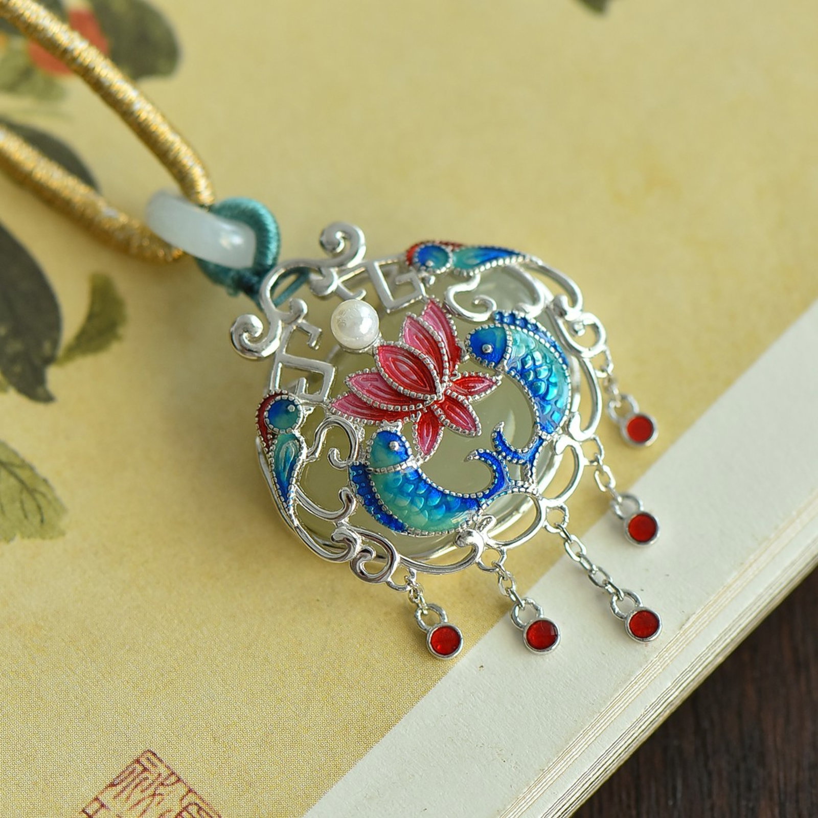 An Exquisite Sterling Silver Inlaid White Jade Pendant,Inlaid Pearls: An Exquisite Sterling Silver Inlaid White Jade Pendant,Inlaid Pearls 纯银镶白玉吊坠，嵌珍珠