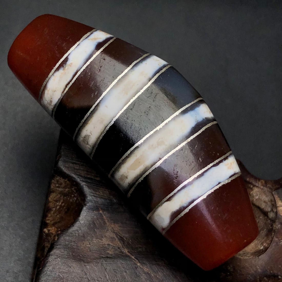 An Exquisite Dzi Bead Pendant,Inlaid Silver Wire: An Exquisite Dzi Bead Pendant,Inlaid Silver Wire、,Size:53mmx22mmx17mm,Weight:28.9g 天珠挂件,嵌银丝、