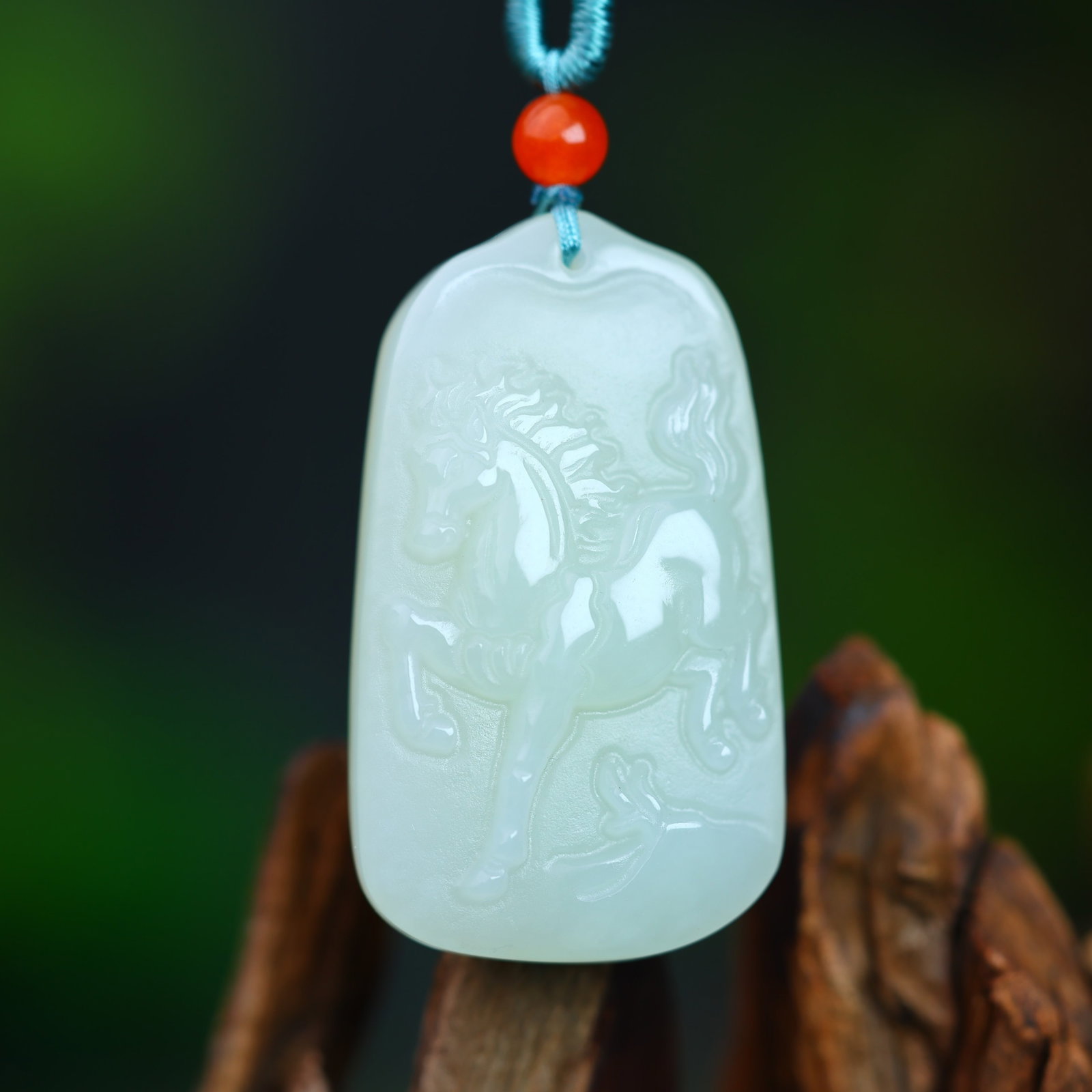 An Exquisite White Jade Horse Pattern Pendant: An Exquisite White Jade Horse Pattern Pendant,Size:23mmx41mm (寓意)吉祥 马上有福 白玉马纹吊坠