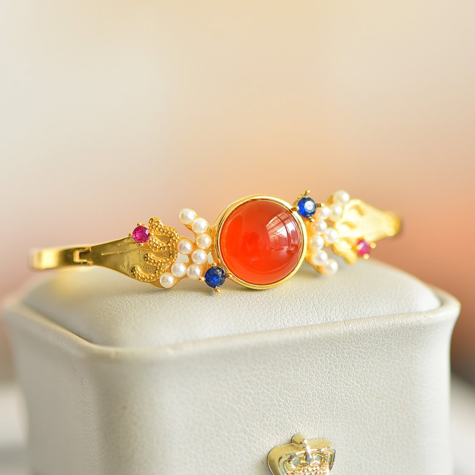 An Exquisite Sterling Silver-Gold Plated Inlaid Agate Bracelets,Inlaid Pearls: An Exquisite Sterling Silver-Gold Plated Inlaid Agate Bracelets,Inlaid Pearls,Size:12mmx12mm 纯银镀金镶玛瑙手镯,嵌珍珠