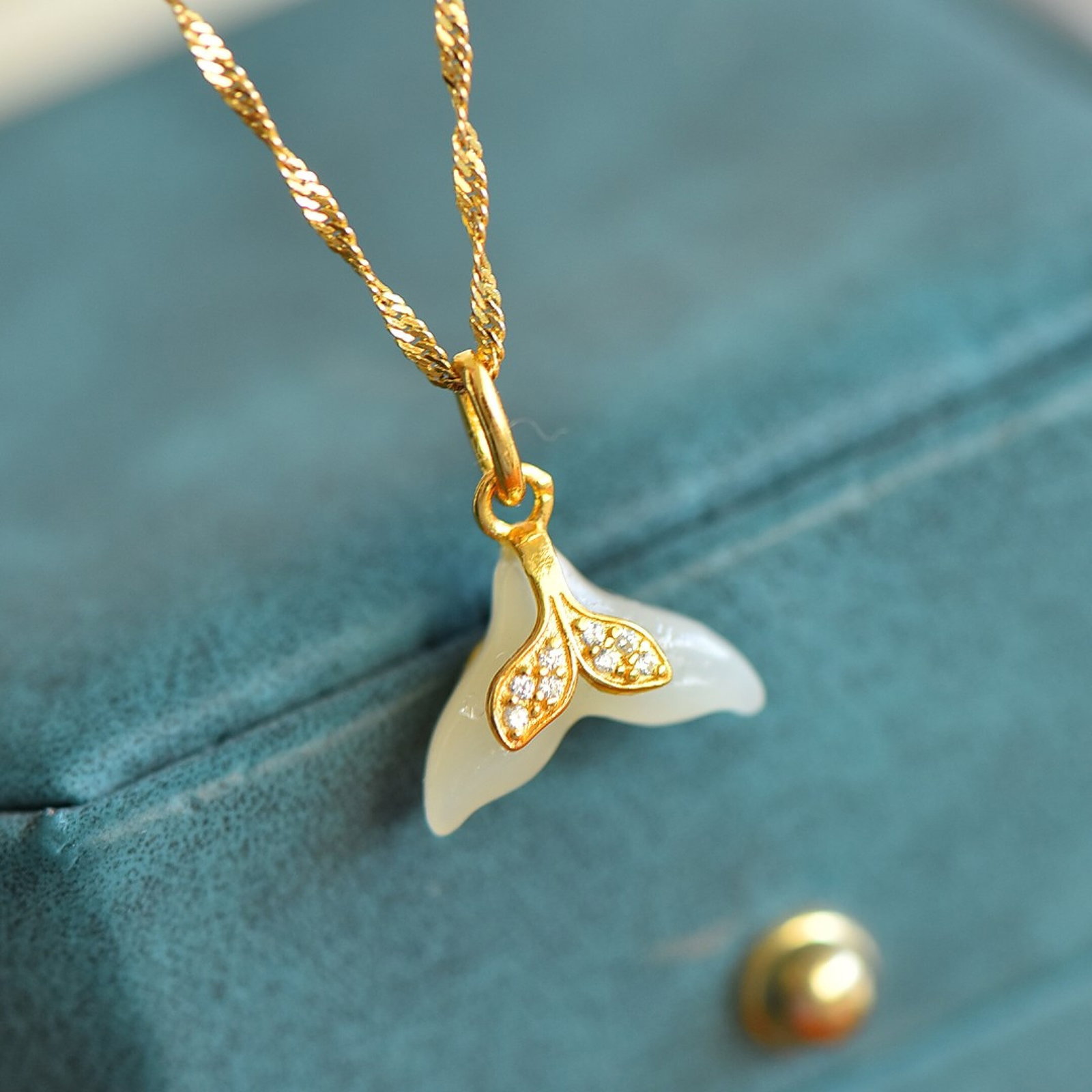 An Exquisite Sterling Silver-Gold Plated Inlaid White Jade Pendant,Inlaid Diamonds: An Exquisite Sterling Silver-Gold Plated Inlaid White Jade Pendant,Inlaid Diamonds,Size:10mmx14mm 纯银镀金镶白玉吊坠,嵌钻石