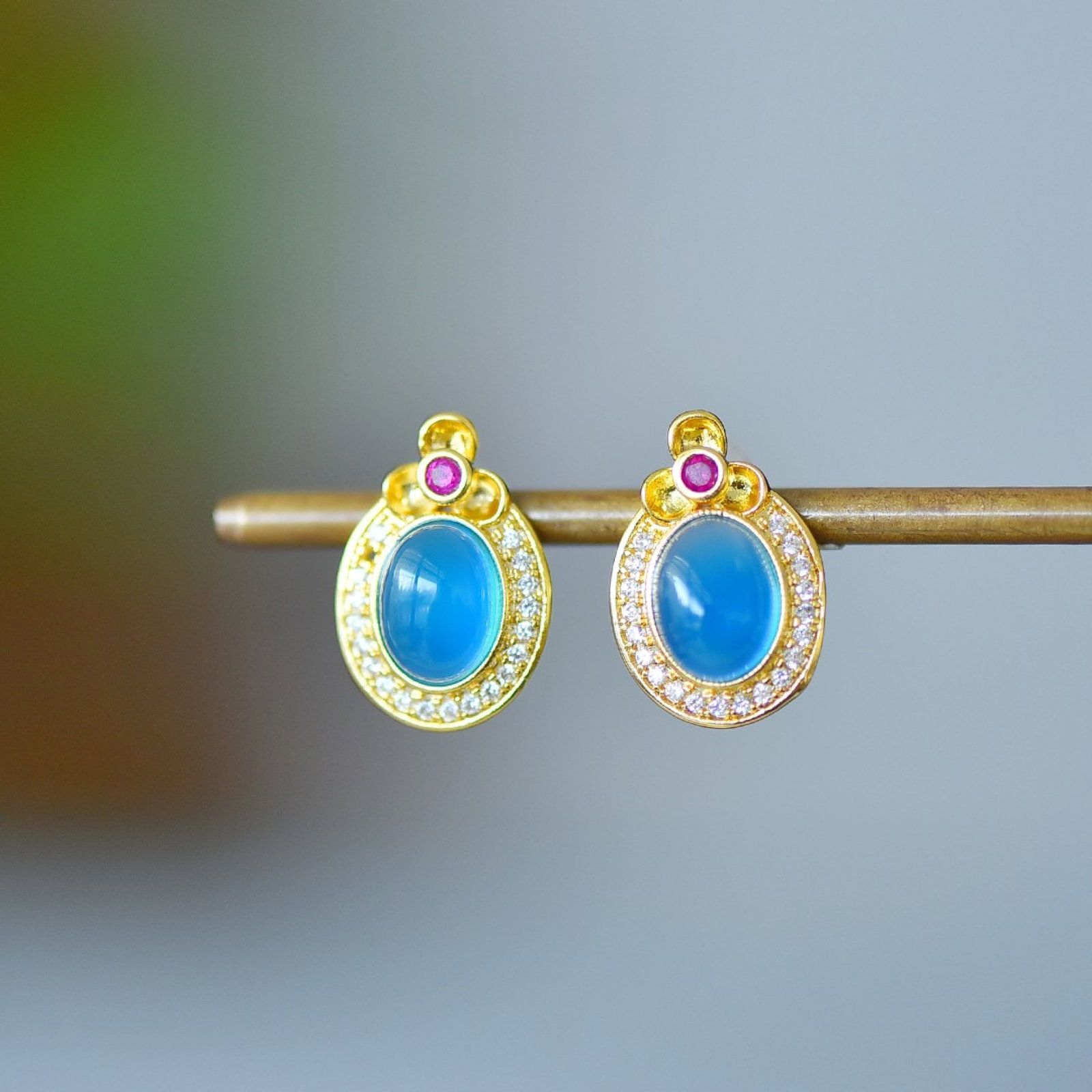 A Pair of Exquisite Earrings,Inlaid Diamond: A Pair of Exquisite Earrings Size:6mmx8mm 一对耳钉