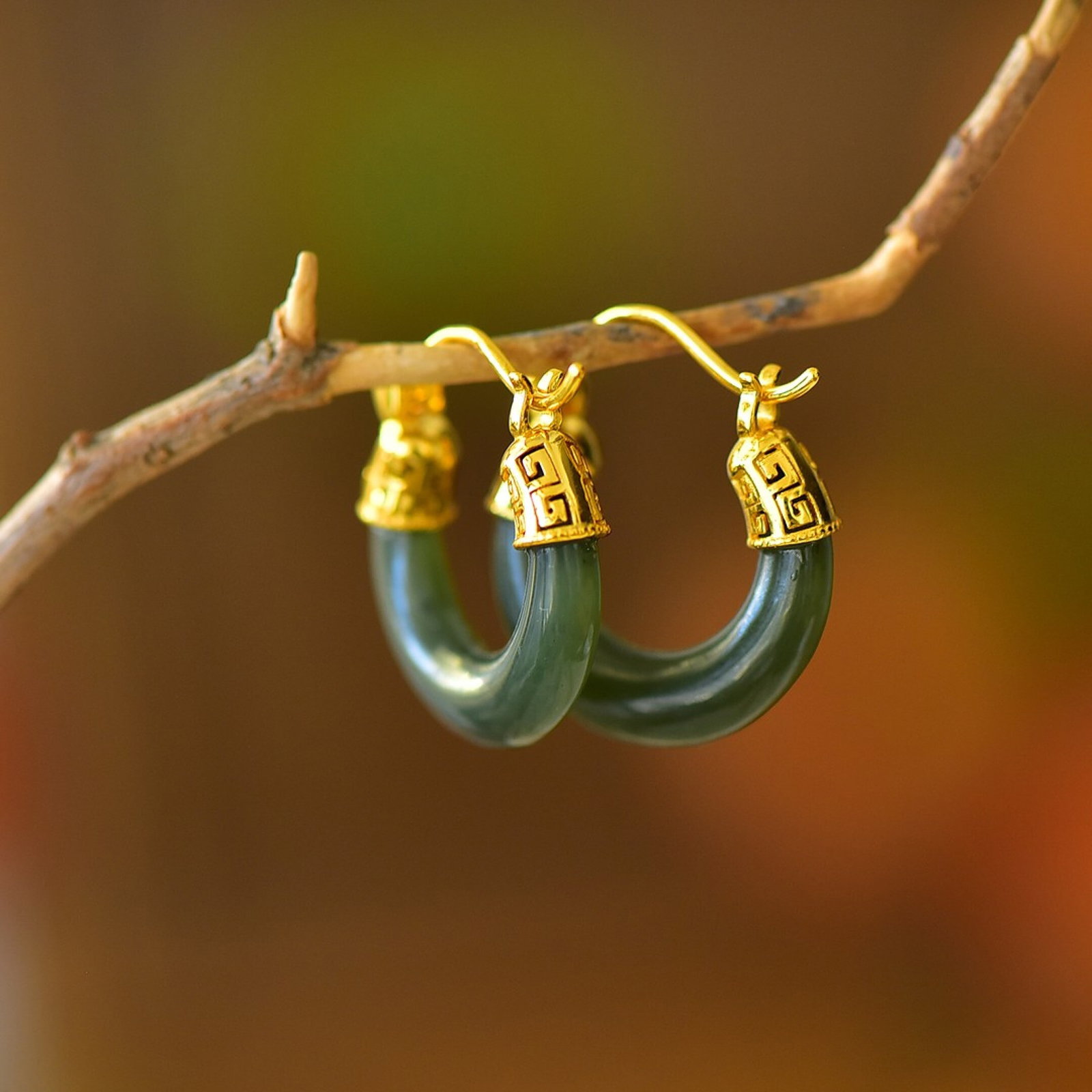 A Pair of Exquisite Sterling Silver-Gold Plated Inlaid Sapphire Earrings: A Pair of Exquisite Sterling Silver-Gold Plated Inlaid Sapphire Earrings,Size:5mmx21mm 一对纯银镀金镶青玉耳环