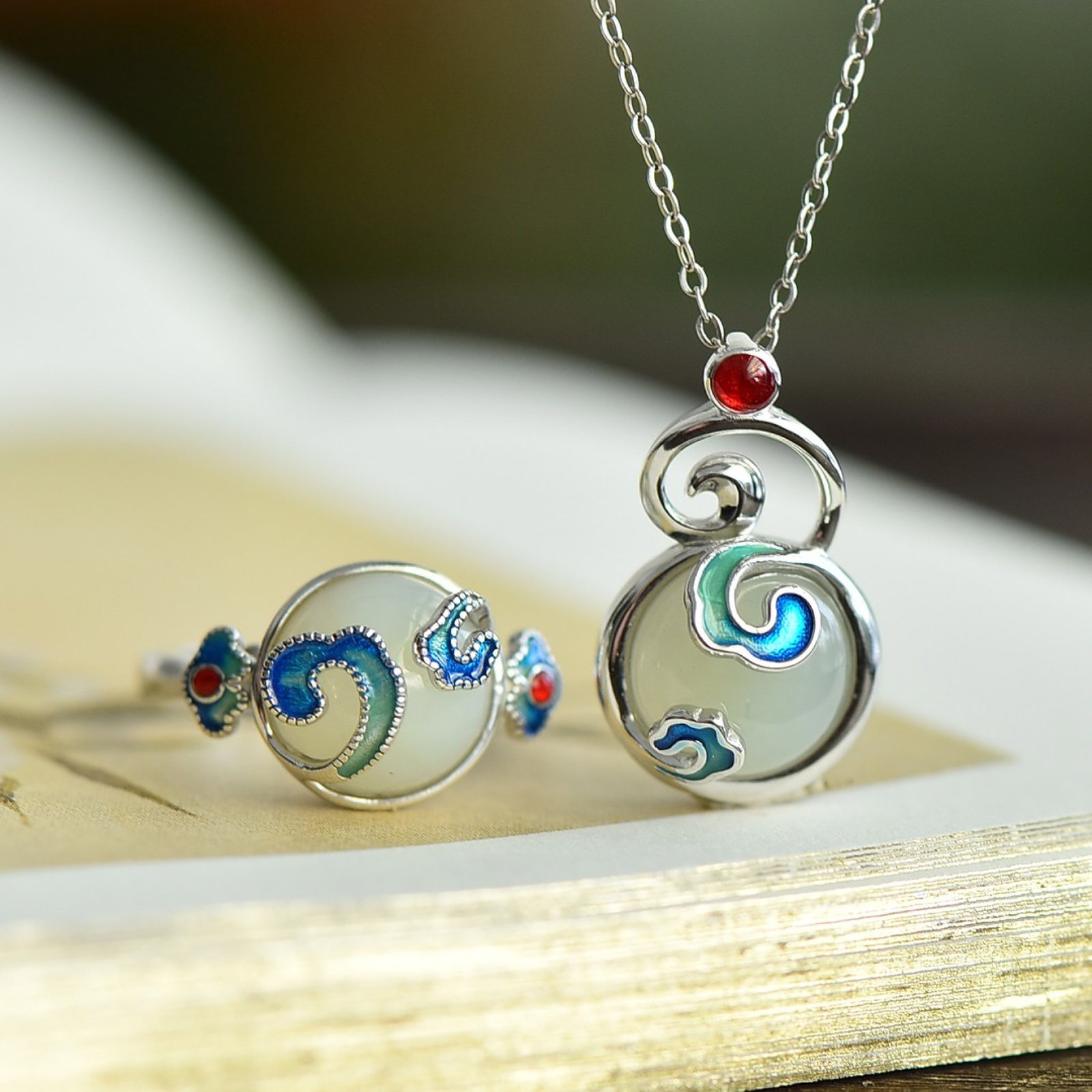 A Set of Fine Sterling Silver Inlaid White Jade Jewelries: A Set of Fine Sterling Silver Inlaid White Jade Jewelries 一套纯银镶白玉首饰