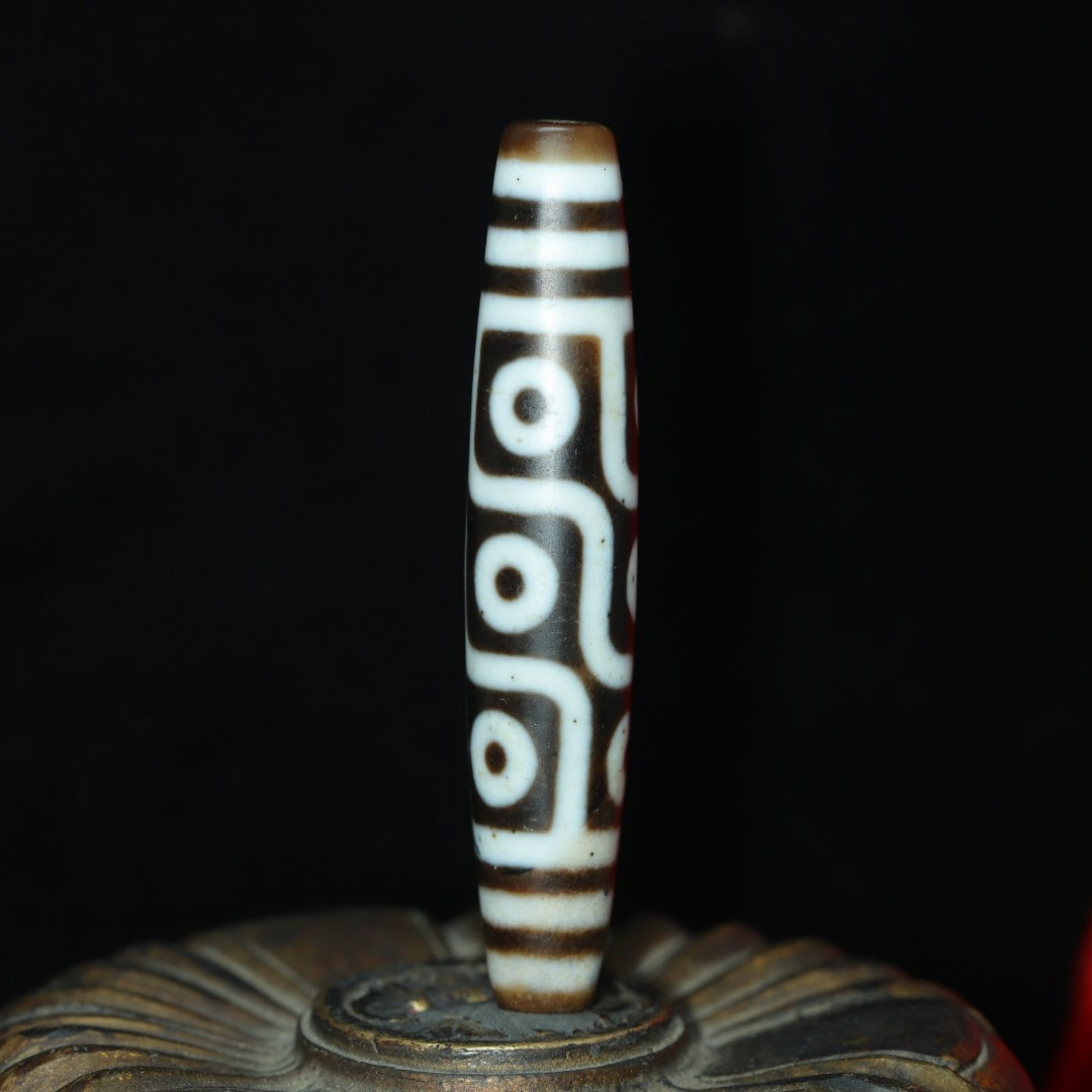 An Exquisite Nine Eyes Dzi Bead Pendant: An Exquisite Nine Eyes Dzi Bead Pendant，Size：78mmx15mm，Weight：26g 九眼天珠挂件