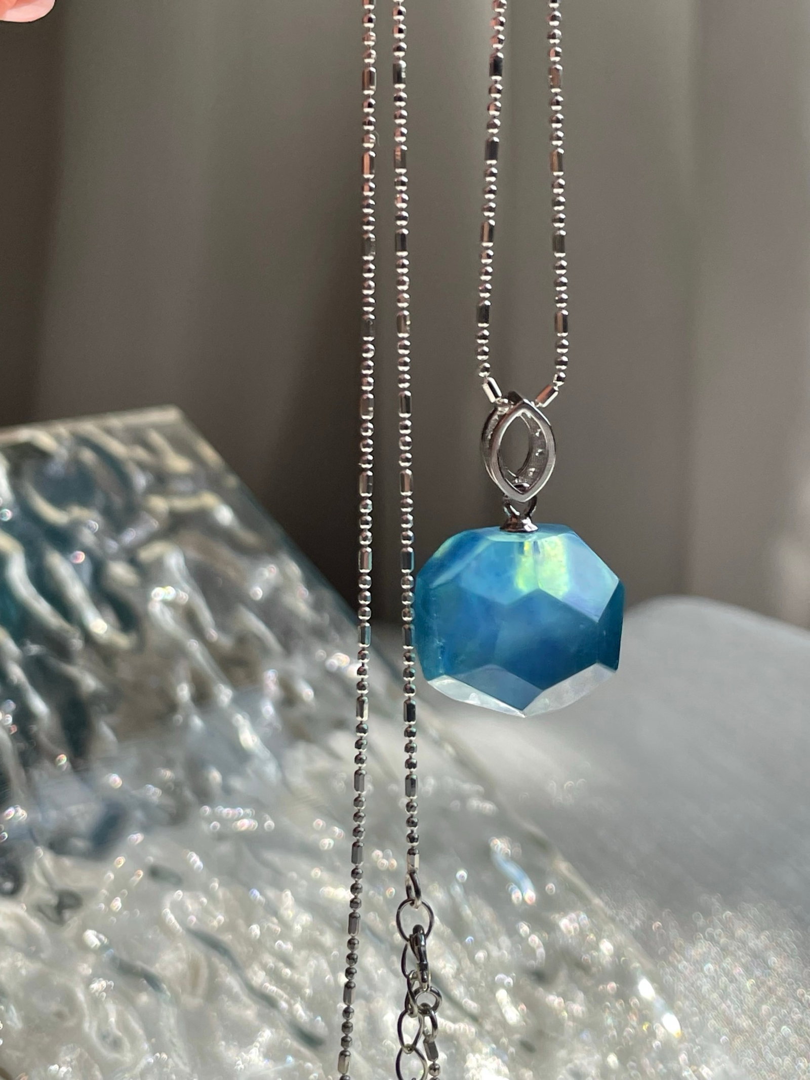 An Exquisite Sterling Silver Inlaid Aquamarine Pendant: An Exquisite Sterling Silver Inlaid Aquamarine Pendant,Size:14mmx16.3mmx13mm 纯银镶海蓝宝吊坠