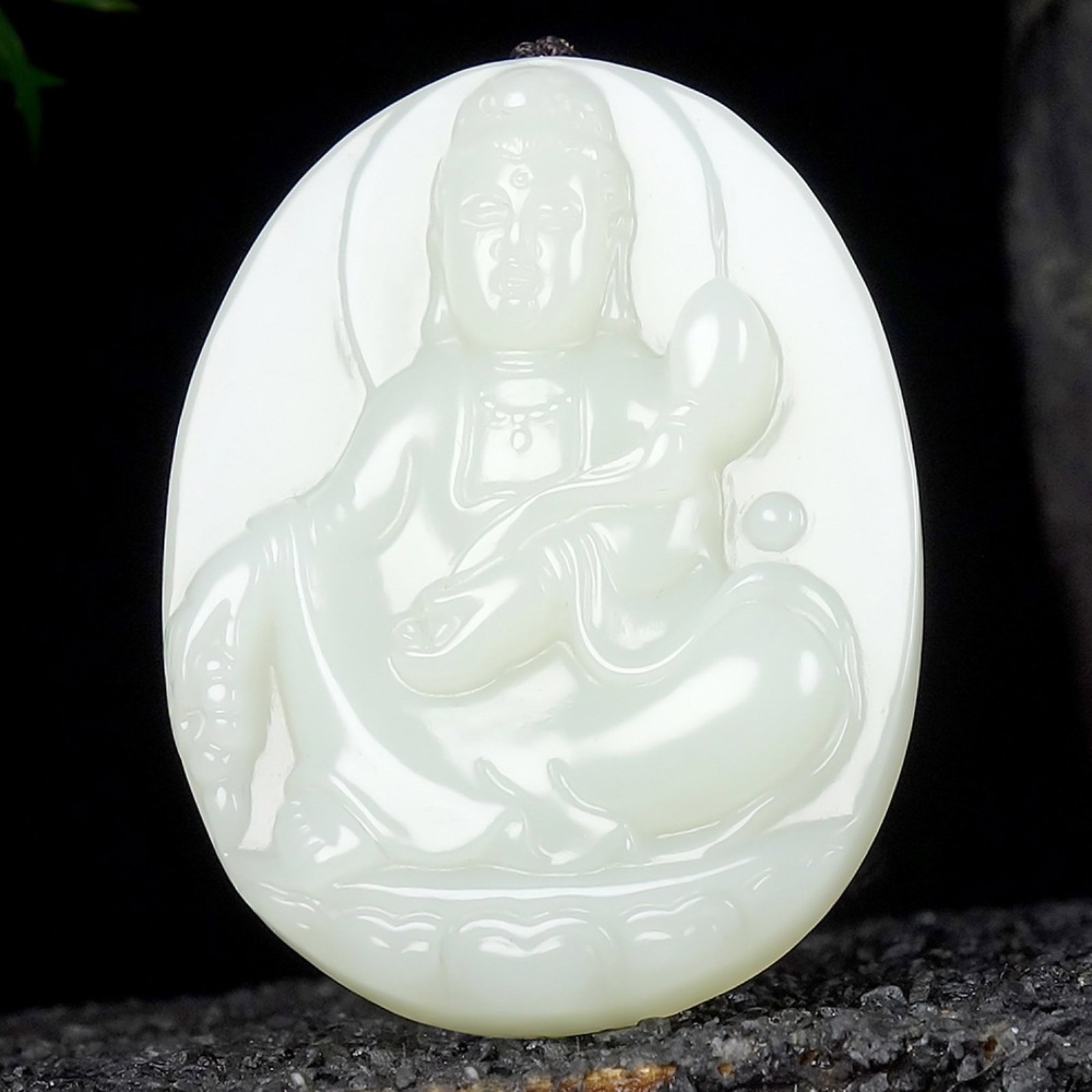 An Exquisite White Jade Statue of Avalokitesvara Pendant: An Exquisite White Jade Statue of Avalokitesvara Pendant,Size:47mmx36mmx8mm 白玉观音像挂件