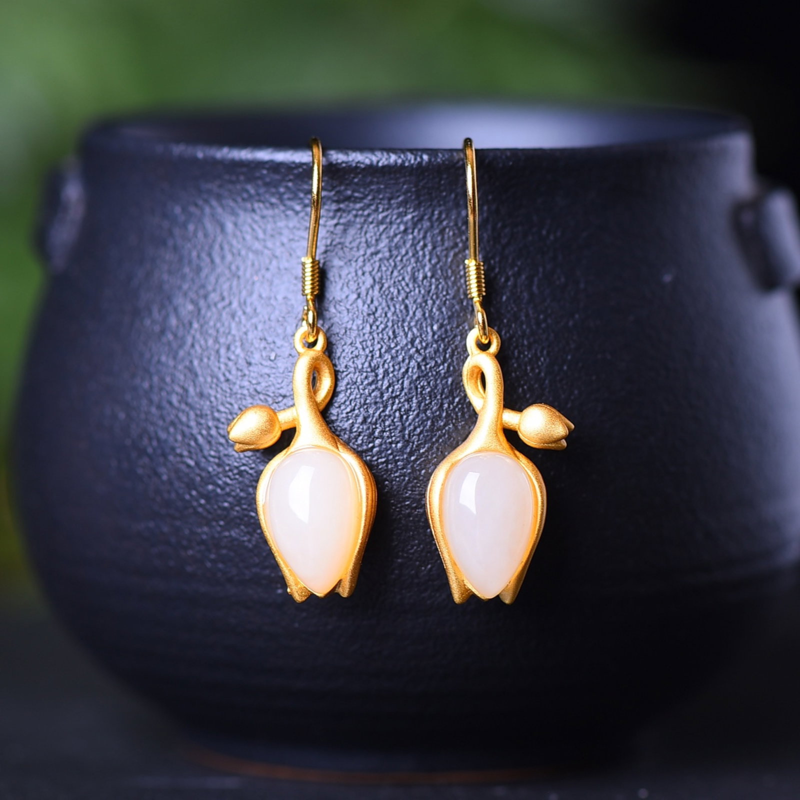A Pair of Exquisite Sterling Silver-Gold Plated Inlaid White Jade Earrings,Inlaid Agate: A Pair of Exquisite Sterling Silver-Gold Plated Inlaid White Jade Earrings,Inlaid Agate,Size:7mmx11mm 一对纯银镀金镶白玉耳环,嵌&