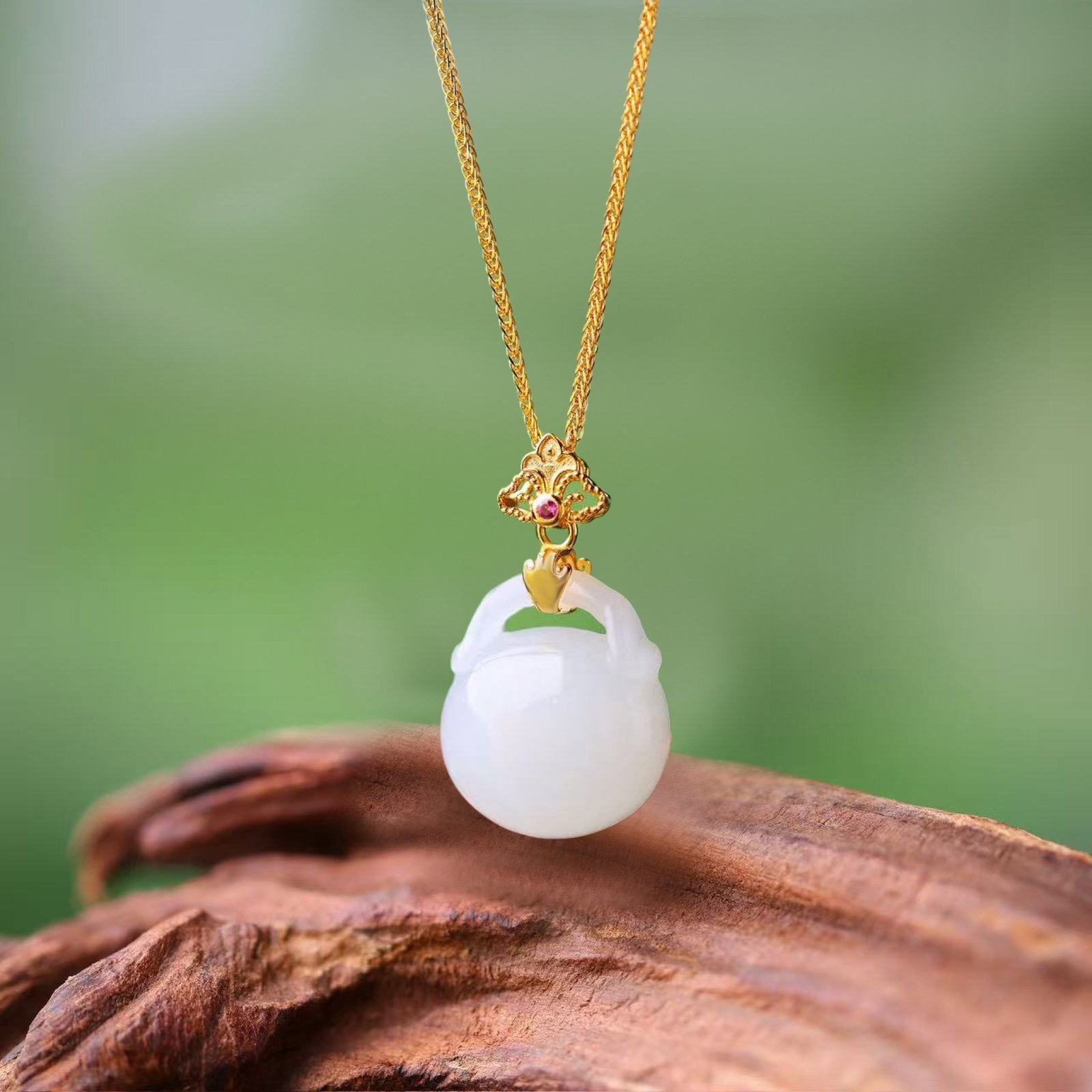 An Exquisite Sterling Silver-Gold Plated Inlaid White Jade Pendant: An Exquisite Sterling Silver-Gold Plated Inlaid White Jade Pendant,Size:16mmx18mm 纯银镀金镶白玉吊坠