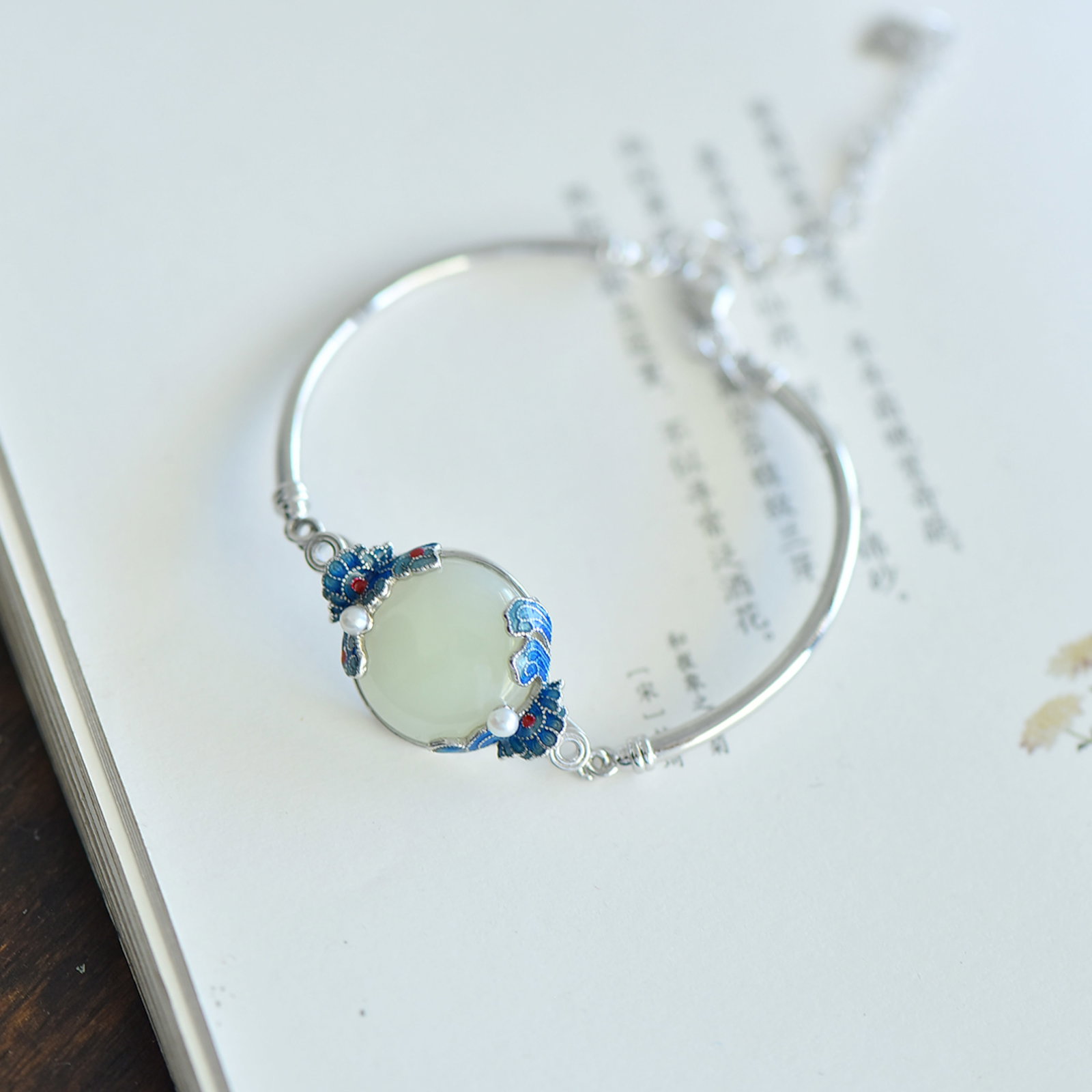 An Exquisite Sterling Silver Inlaid White Jade Enamel Bracelets,Inlaid Pearls: An Exquisite Sterling Silver Inlaid White Jade Enamel Bracelets,Inlaid Pearls,Size:15mmx15mm 纯银镶白玉珐琅手镯，嵌珍珠