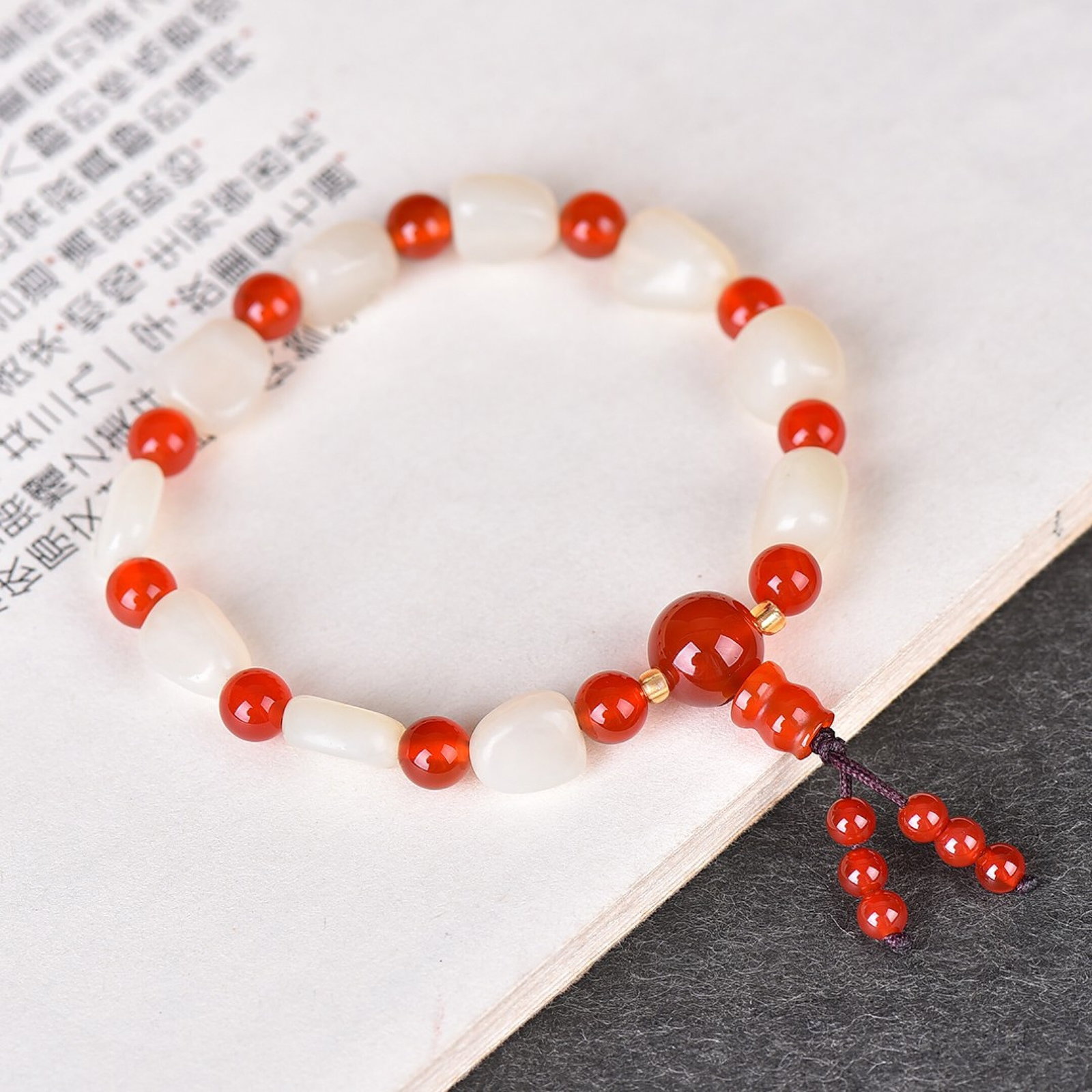 An Exquisite White Jade Bracelets: An Exquisite White Jade Bracelets (寓意)吉祥如意 玉脂白润 白玉手串