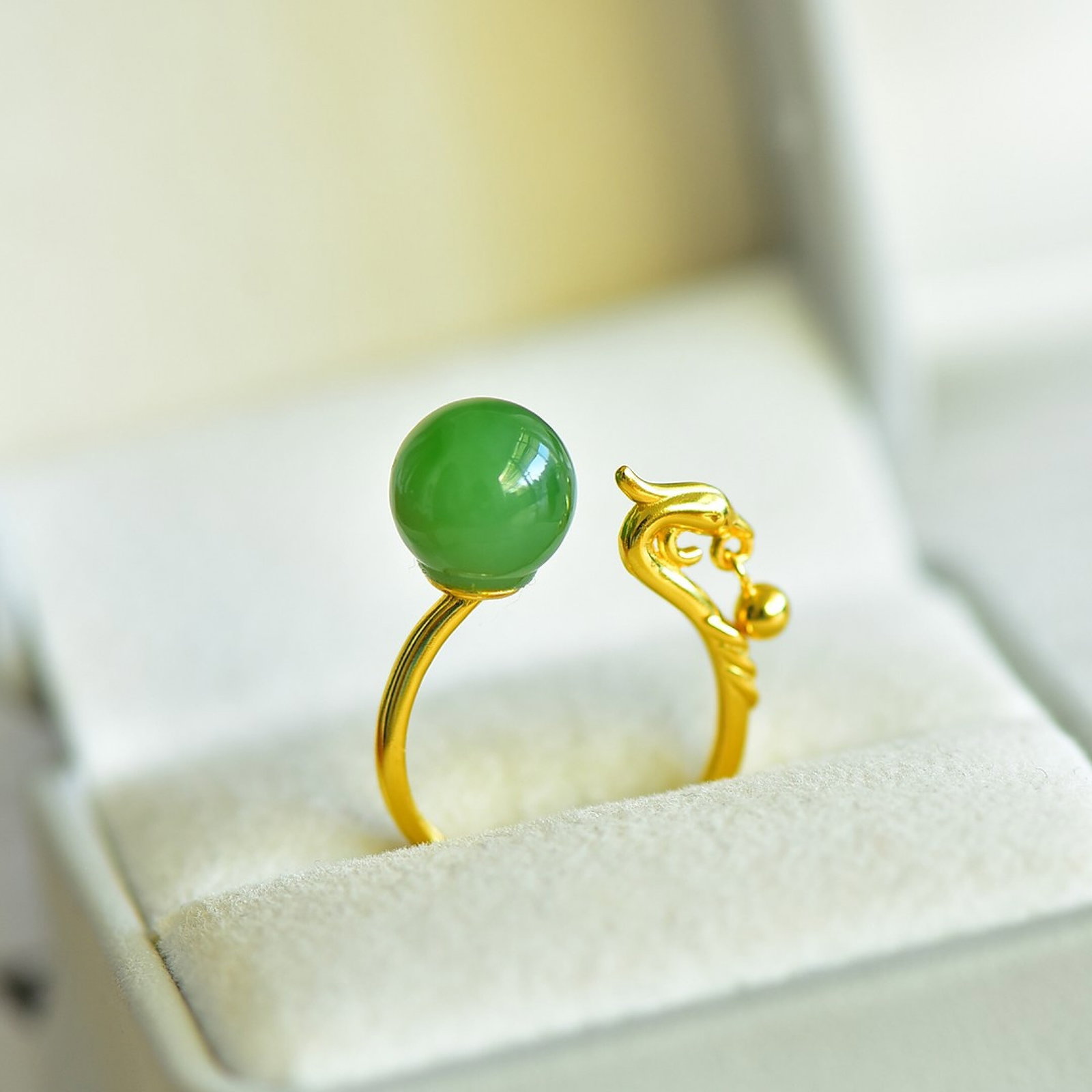 An Exquisite Sterling Silver-Gold Plated Inlaid Jasper Ring: An Exquisite Sterling Silver-Gold Plated Inlaid Jasper Ring,Size:10mmx10mm 纯银镀金镶碧玉戒指