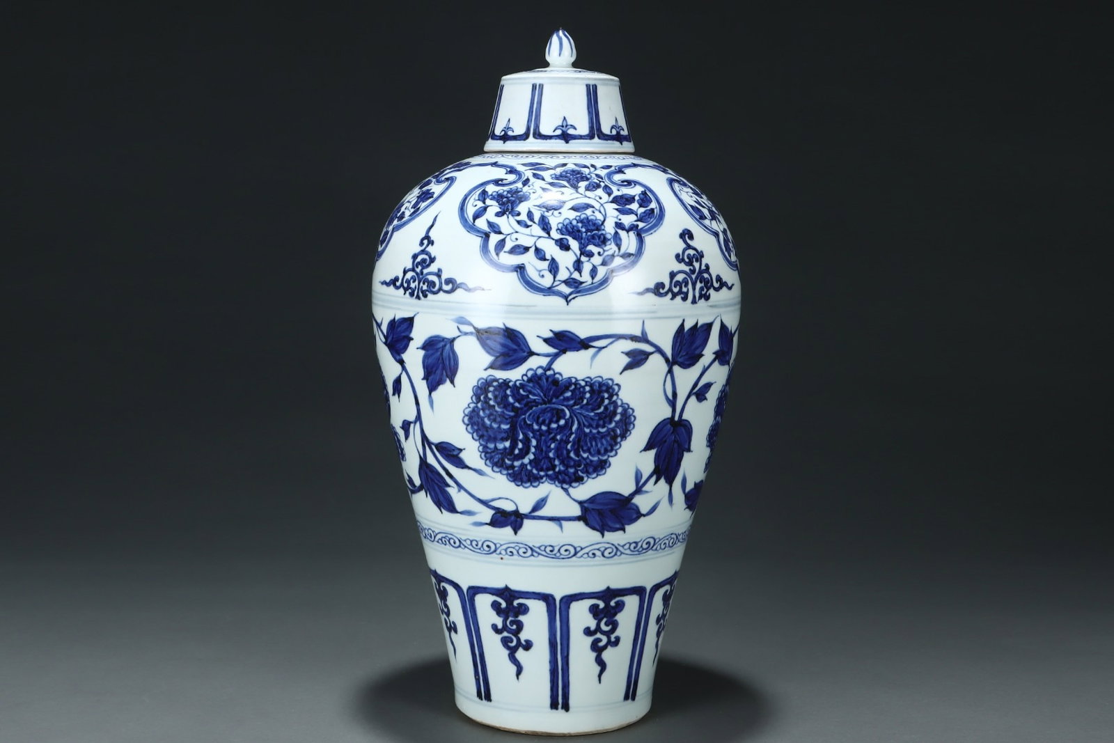 A Huge Blue and White Peony Pattern Bottle: A Huge Blue and White Peony Pattern Bottle,Yuan Dynasty,China,Size:17.1inx9.1in 青花牡丹纹盖瓶,中国元代