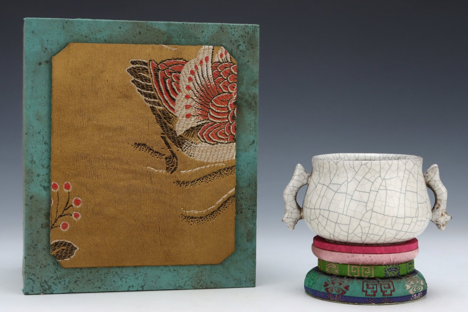 An Exquisite Ge yao Double-Ears Censer: An Exquisite Ge yao Double-Ears Censer,Song Dynasty,China,Size:2.9inx5.4in 哥窑双耳香炉,中国宋代