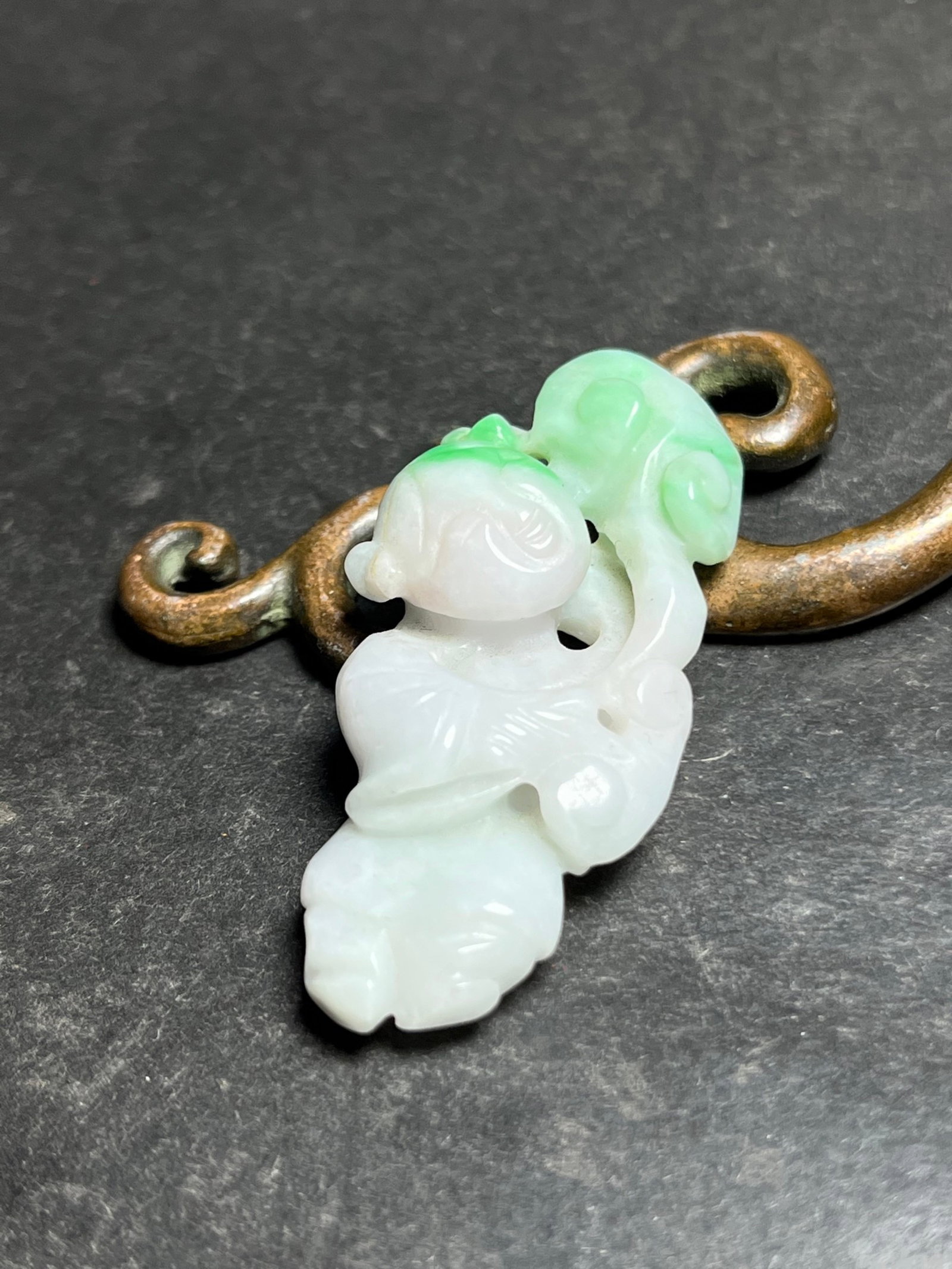 An Exquisite Jadeite Figure Pendant: An Exquisite Jadeite Figure Pendant,Qing Dynasty,China,Size:47mmx10mmx22mm,Weight:13g 翡翠人物挂件,中国清代