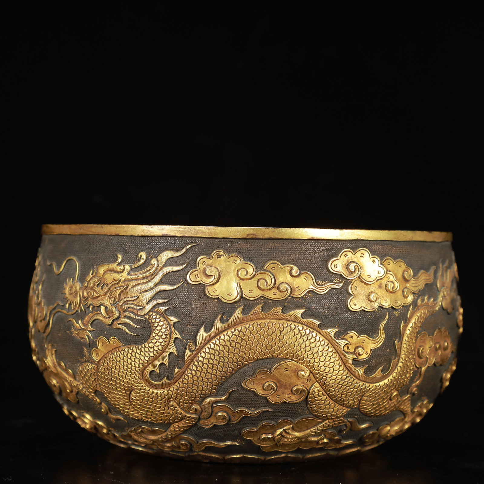 An Exquisite Gilt Bronze Dragon Pattern Bowl: An Exquisite Gilt Bronze Dragon Pattern Bowl,Qing Dynasty, China,Size:6.9inx3.5in,Weight:1050g 铜鎏金龙纹碗,中国清代