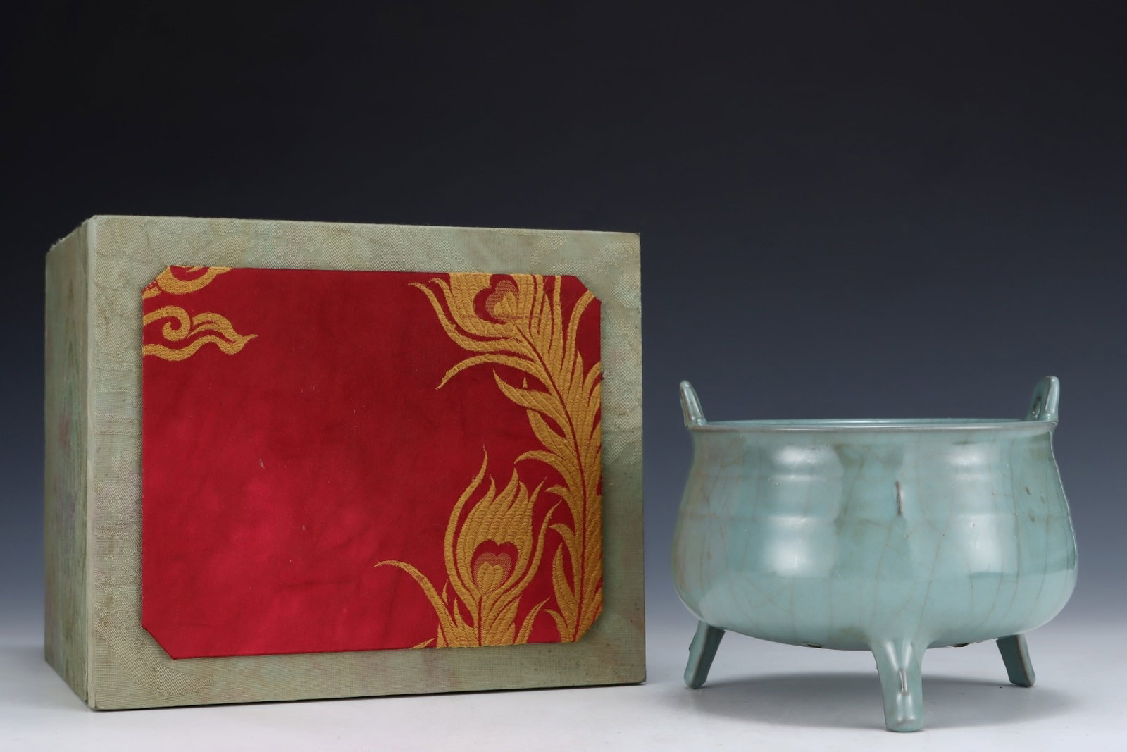 An Exquisite Guan yao Double-Ears Tripod Censer: An Exquisite Guan yao Double-Ears Tripod Censer,Song Dynasty,China,Size:5.3inx6.7in 官窑双耳三足香炉,中国宋代