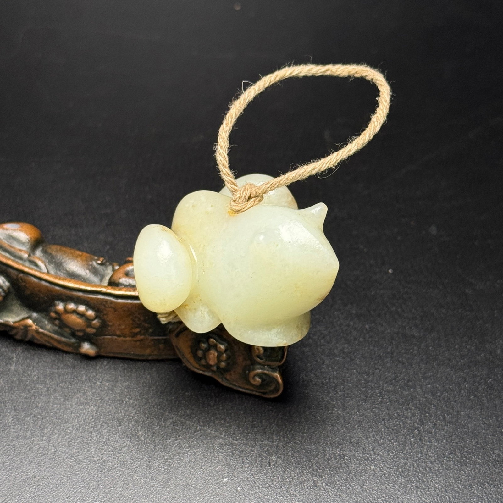 An Exquisite White Jade Frog Pendant: An Exquisite White Jade Frog Pendant,Qing Dynasty,China,Size:44mmx28mmx42mm,Weight:53g 白玉青蛙挂件,中国清代