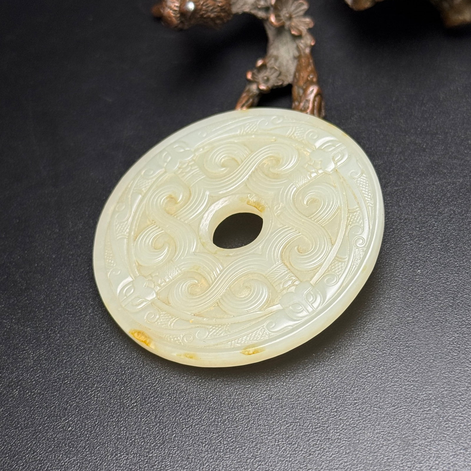 An Exquisite White Jade Dragon Pattern Pendant - 3