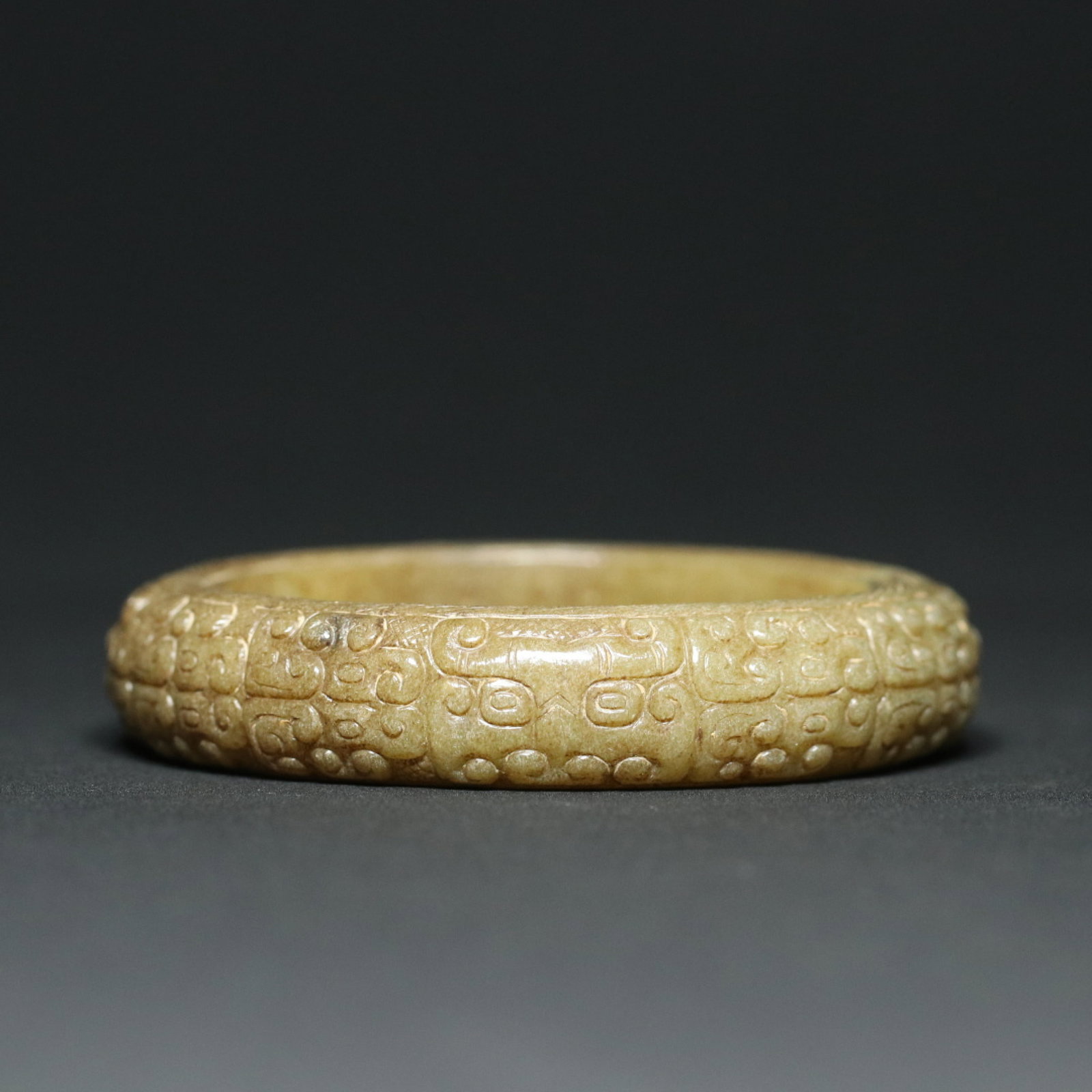 An Exquisite White Jade Beast-Face Pattern Bracelets: An Exquisite White Jade Beast-Face Pattern Bracelets,Qing Dynasty,China,Size:3.2inx0.7inx2.4in,Weight:98.3g 白玉兽面纹手镯,中国清代