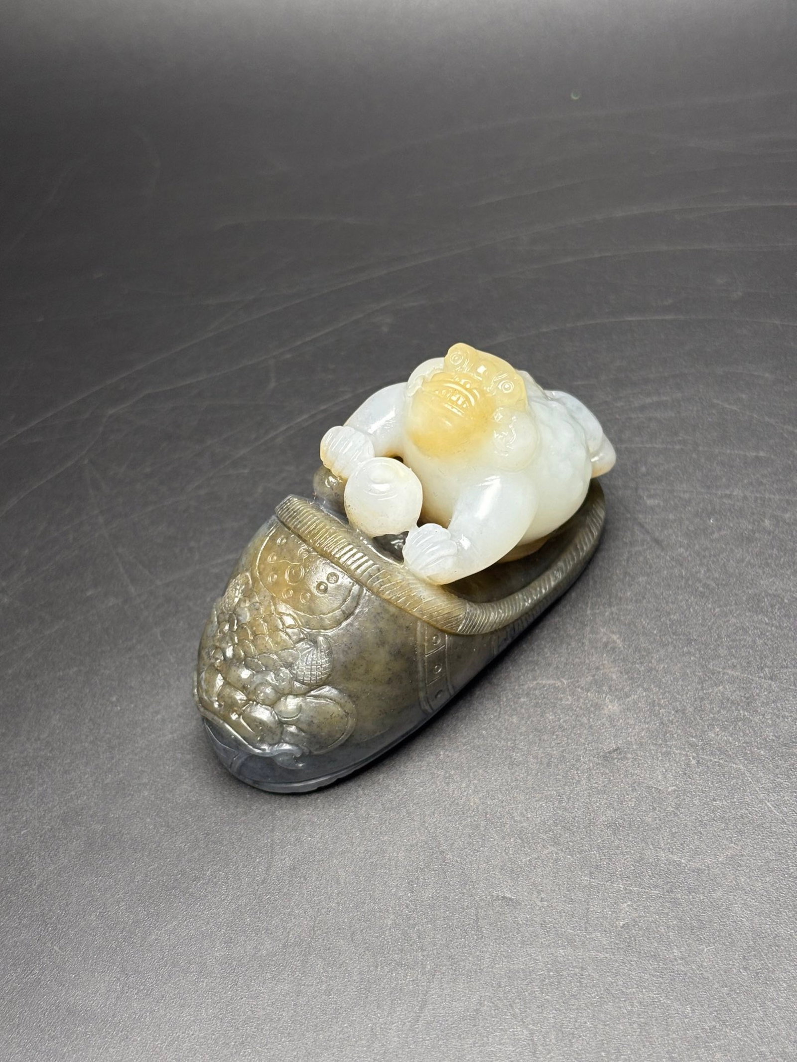 An Exquisite White Jade Golden Toad Ornament: An Exquisite White Jade Golden Toad Ornament,Qing Dynasty,China,Size:66mmx37mmx31mm,Weight:99g 白玉金蟾摆件,中国清代