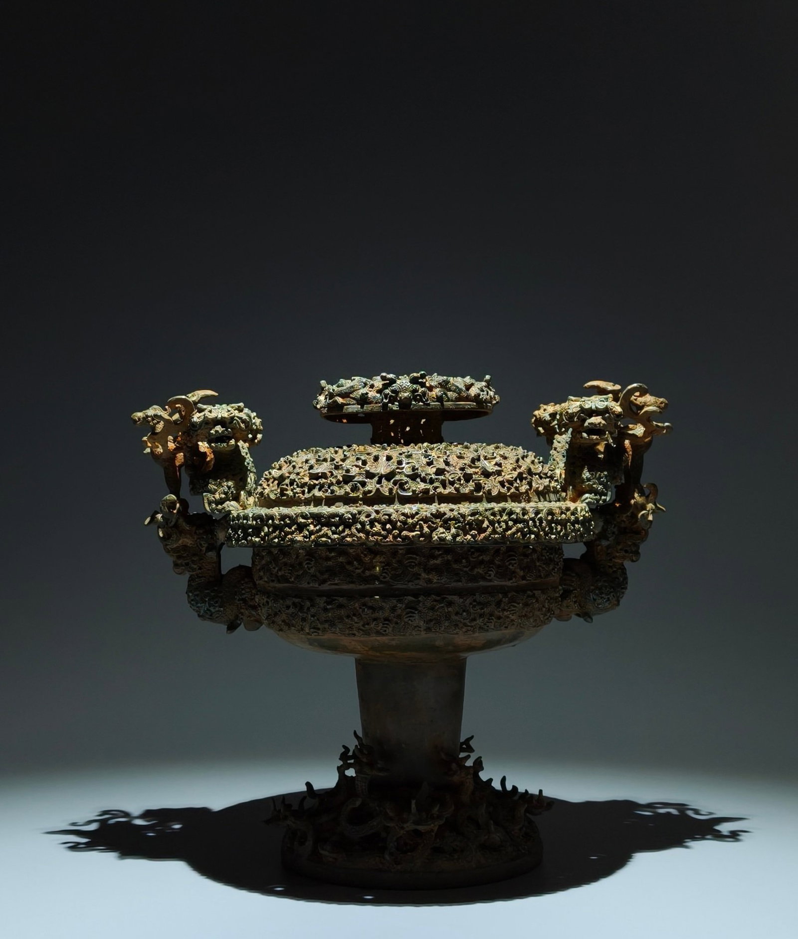 An Archaic Bronze Interlaced Chi-Dragon Pattern Beast-Ears Food Vessel,With Inscription: An Archaic Bronze Interlaced Chi-Dragon Pattern Beast-Ears Food Vessel,With Inscription,the Warring States period in China,Size:11.4inx13inx9.8in 青铜蟠螭纹兽೑