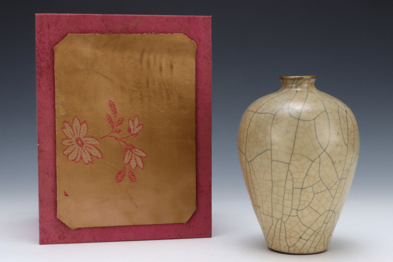 An Exquisite Ge yao Yellow Glazed Cover with Gold Vase,with an Imperial Poem by Emperor Qianlong: An Exquisite Ge yao Yellow Glazed Cover with Gold Vase,with an Imperial Poem by Emperor Qianlong,Song Dynasty,China,Size:7.7inx5.3in 哥窑黄釉金口瓶,带&#