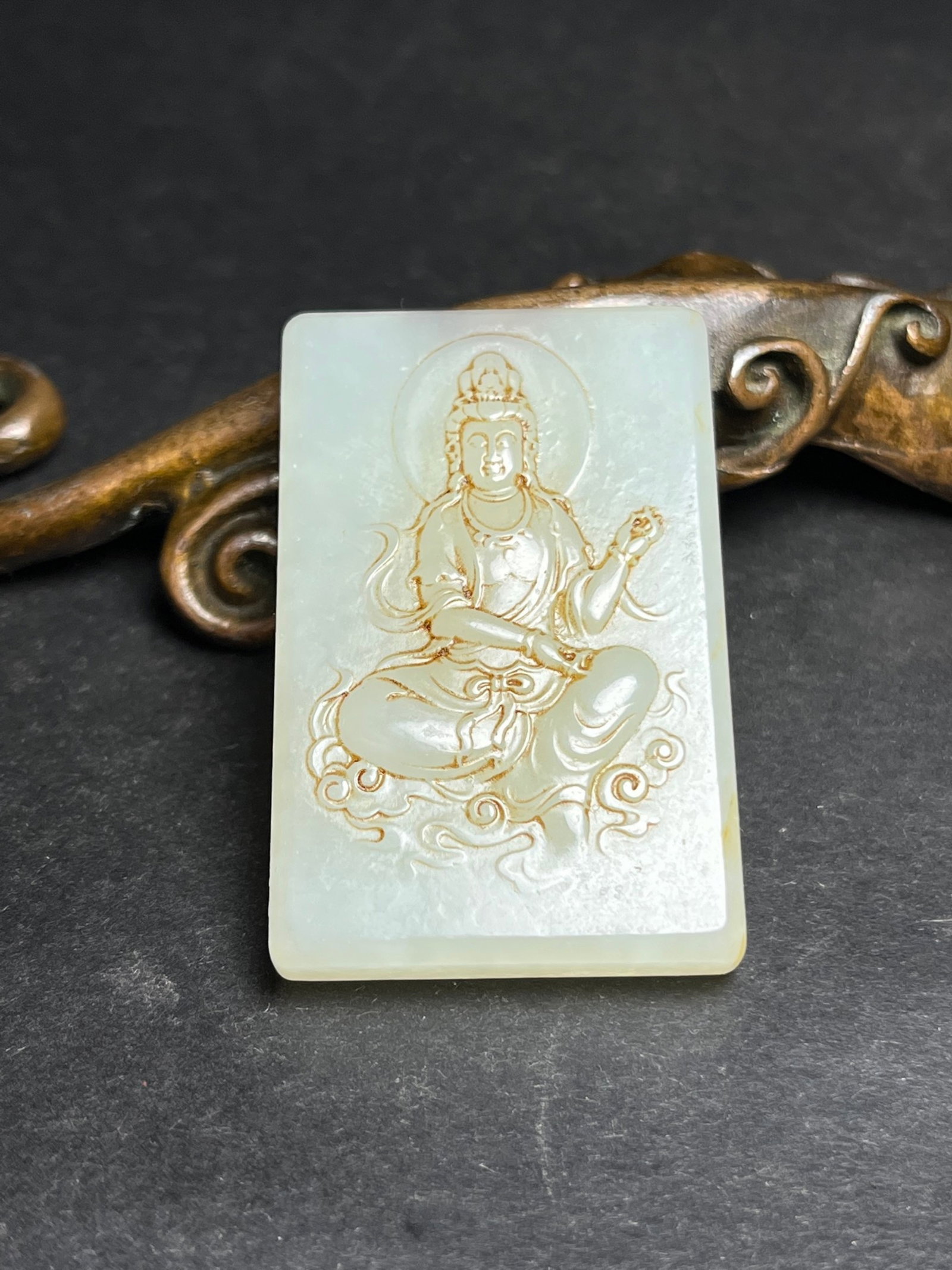 An Exquisite White Jade Statue of Avalokitesvara Pattern Pendant: An Exquisite White Jade Statue of Avalokitesvara Pattern Pendant,Qing Dynasty,China,Size:30mmx8mmx47mm,Weight:27g 白玉观音像纹挂件,中国ę