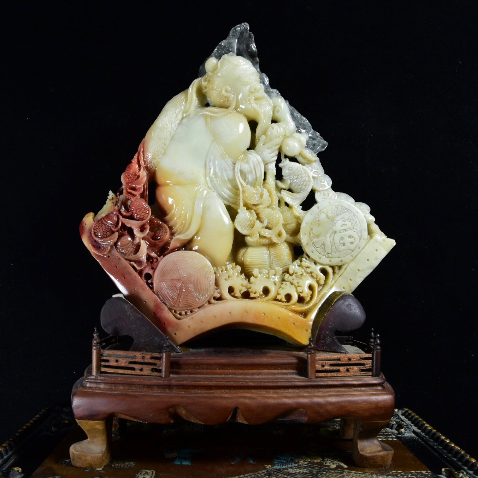 An Exquisite Shoushan Stone Fisherman Pattern Ornament: An Exquisite Shoushan Stone Fisherman Pattern Ornament,Qing Dynasty,China,Size:11.6inx8.6inx1.4in,Weight:1163.3g 寿山石渔翁纹摆件,中国଀