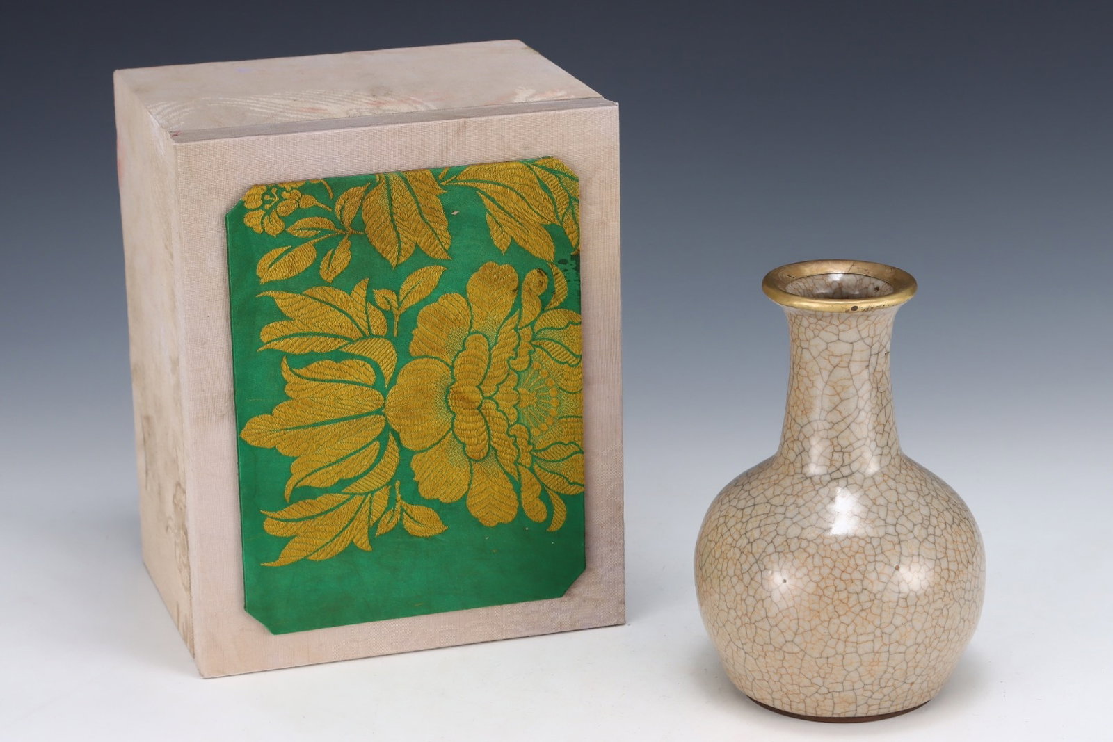 An Exquisite Ge yao Cover with Gold Vase,with an Imperial Poem by Emperor Qianlong: An Exquisite Ge yao Cover with Gold Vase,with an Imperial Poem by Emperor Qianlong,Song Dynasty,China,Size:7.5inx5.1in