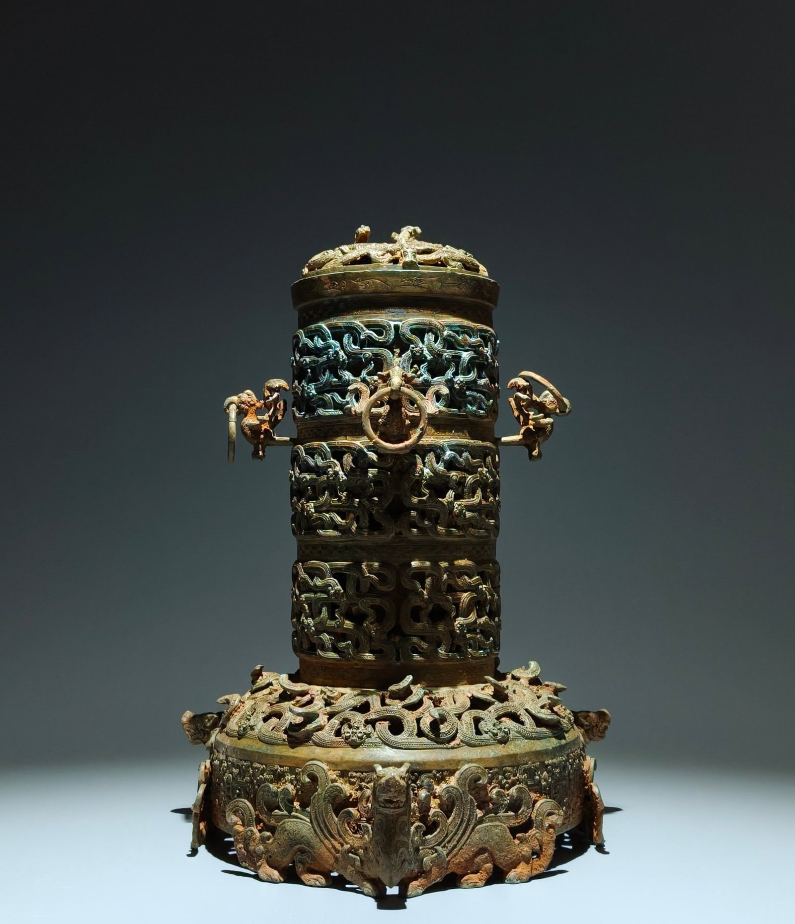 An Archaic Bronze Coiled-Dragon Pattern Beast-Ears Beast Legs Food Vessel,With Inscription: An Archaic Bronze Coiled-Dragon Pattern Beast-Ears Beast Legs Food Vessel,With Inscription,the Warring States period in China,Size:14.6inx10.6inx9.4in 青铜蟠龙纹兽&