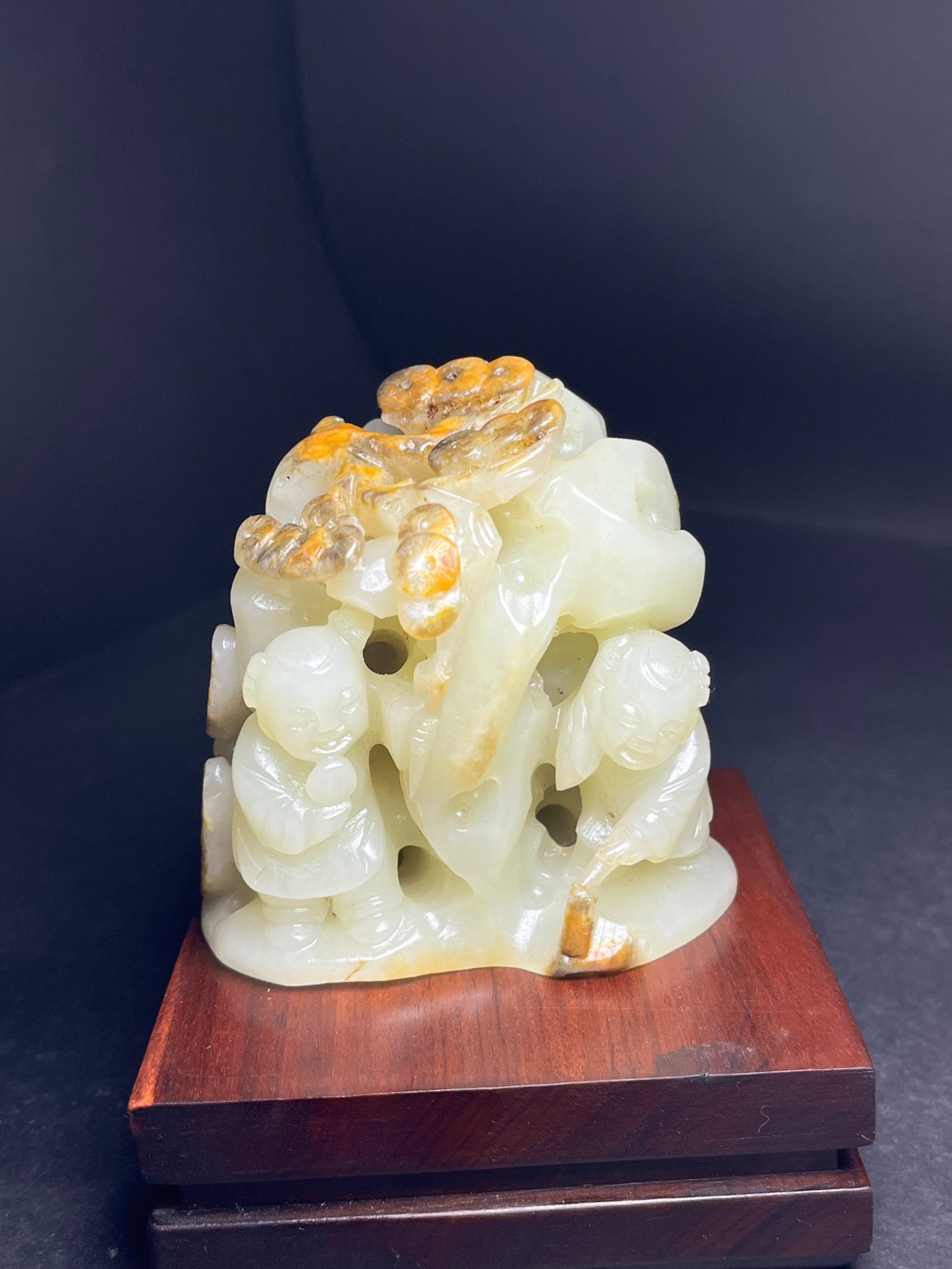 An Exquisite White Jade Figure Pattern Ornament: An Exquisite White Jade Figure Pattern Ornament,Qing Dynasty,China,Size:67mmx43mmx69mm,Weight:252g 白玉人物纹摆件,中国清代
