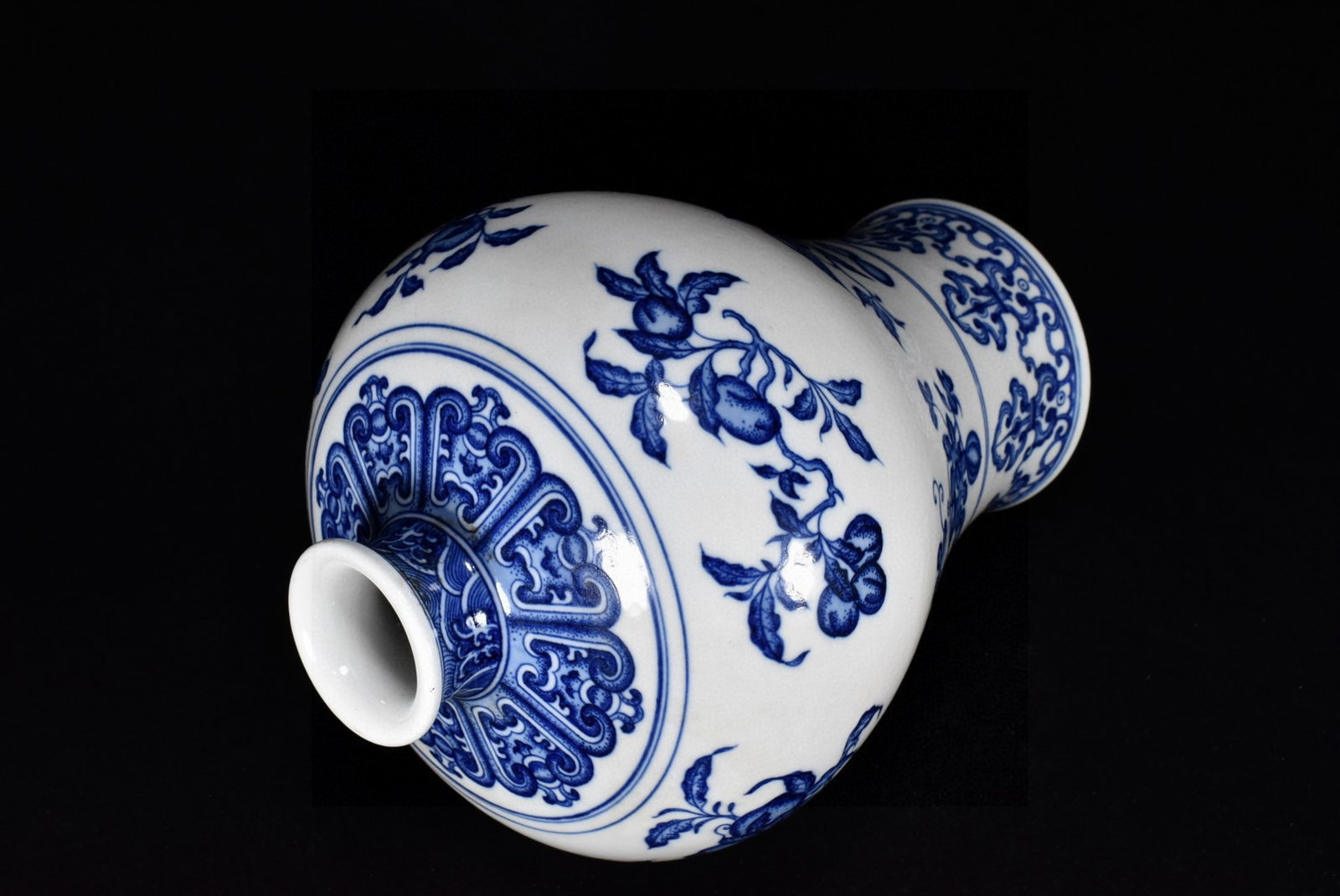 A Rare Blue and White Fruit Pattern Vase - 6