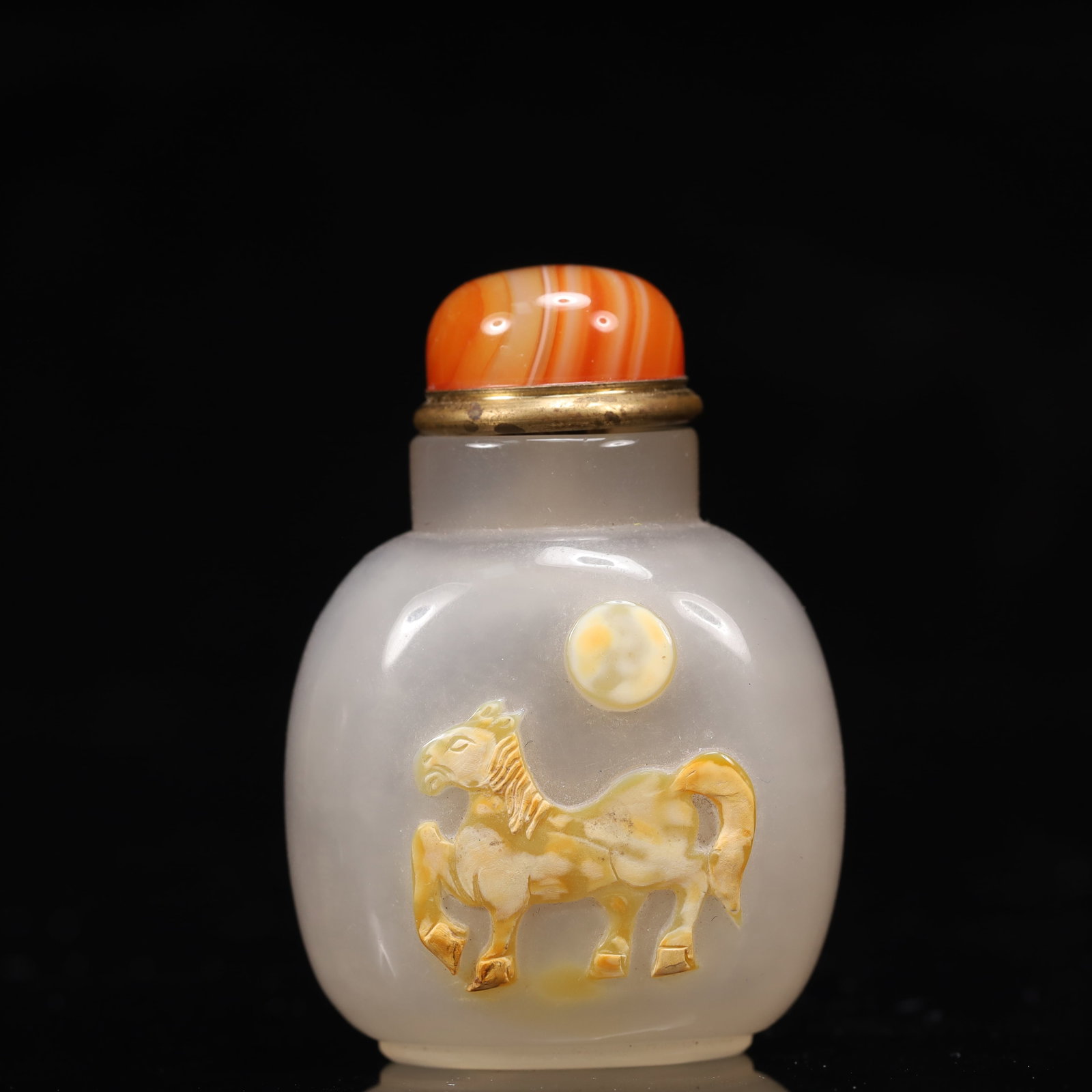 An Exquisite Agate Horse Pattern Snuff Bottle: An Exquisite Agate Horse Pattern Snuff Bottle,Qing Dynasty, China,Size:1.8inx1.2inx2.4in,Weight:56g 玛瑙马纹鼻烟壶,中国清代