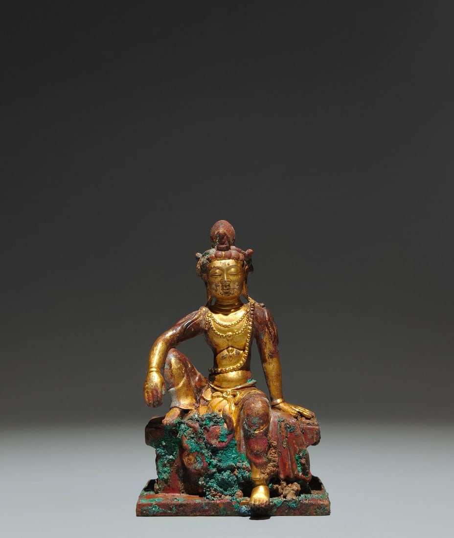 A Solemn Gilt Bronze Statue of Avalokitesvara: A Solemn Gilt Bronze Statue of Avalokitesvara,Tang Dynasty,China,Size:4.9inx3.1inx2in 铜鎏金观音像,中国唐代