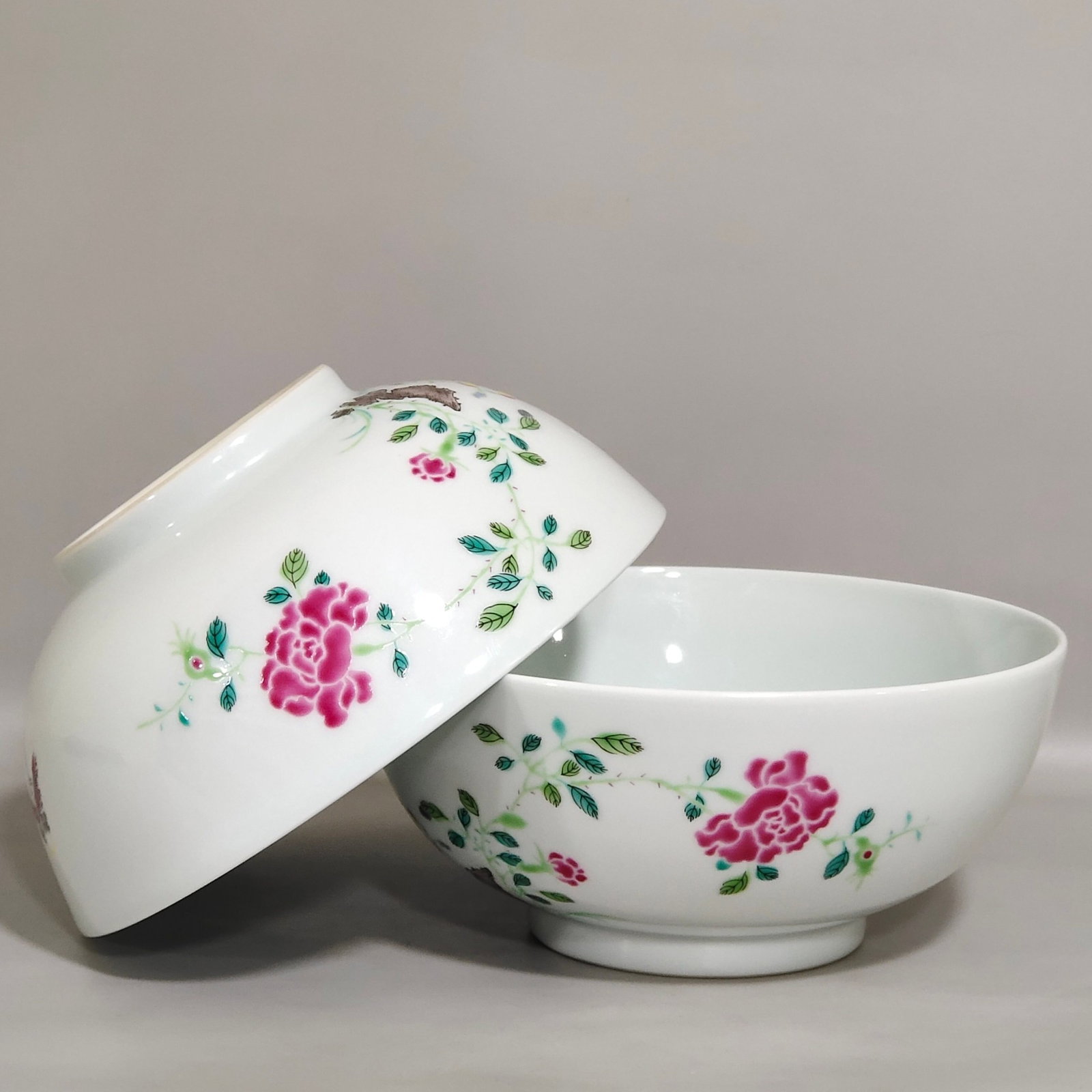 A Pair of Exquisite Famille-Rose Flower and Butterfly Pattern Bowls: A Pair of Exquisite Famille-Rose Flower and Butterfly Pattern Bowls,Qing Dynasty,China,Yongzheng Six-character Mark,Size:3.1inx7in