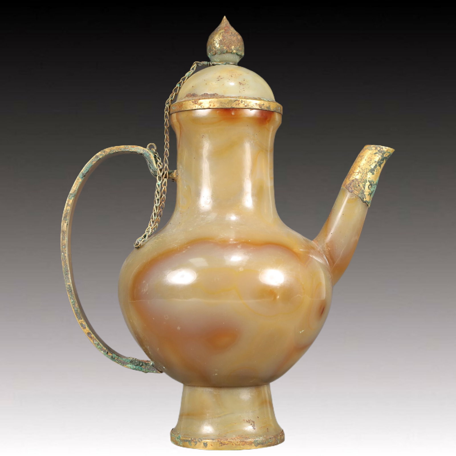An Exquisite Agate Cover with Gold Ewer: An Exquisite Agate Cover with Gold Ewer,Qing Dynasty, China,Size:8.3inx5.1inx10.6in,Weight:1200g 玛瑙包金执壶，中国清代
