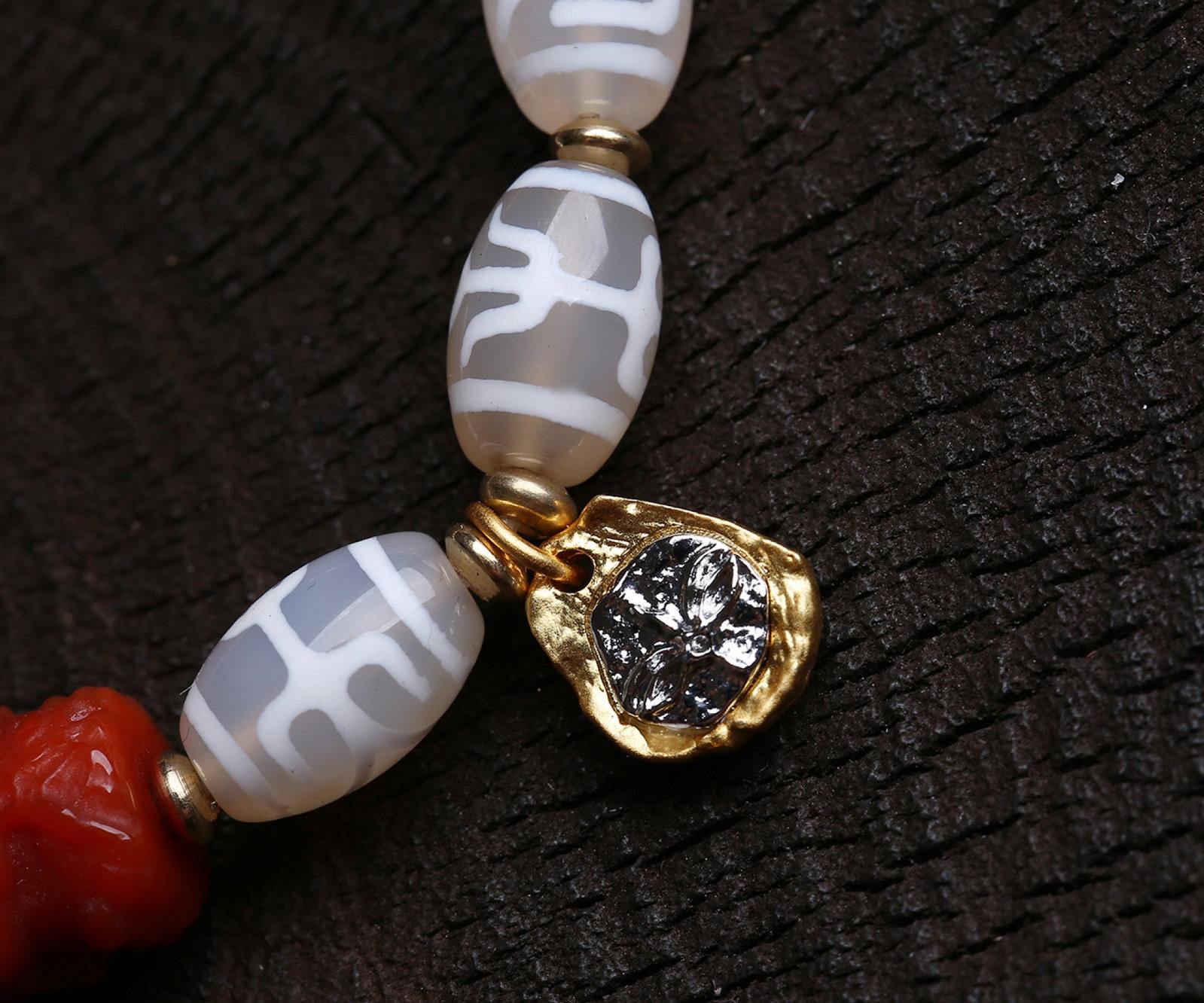 An Exquisite Dzi Bead Bracelets - 3